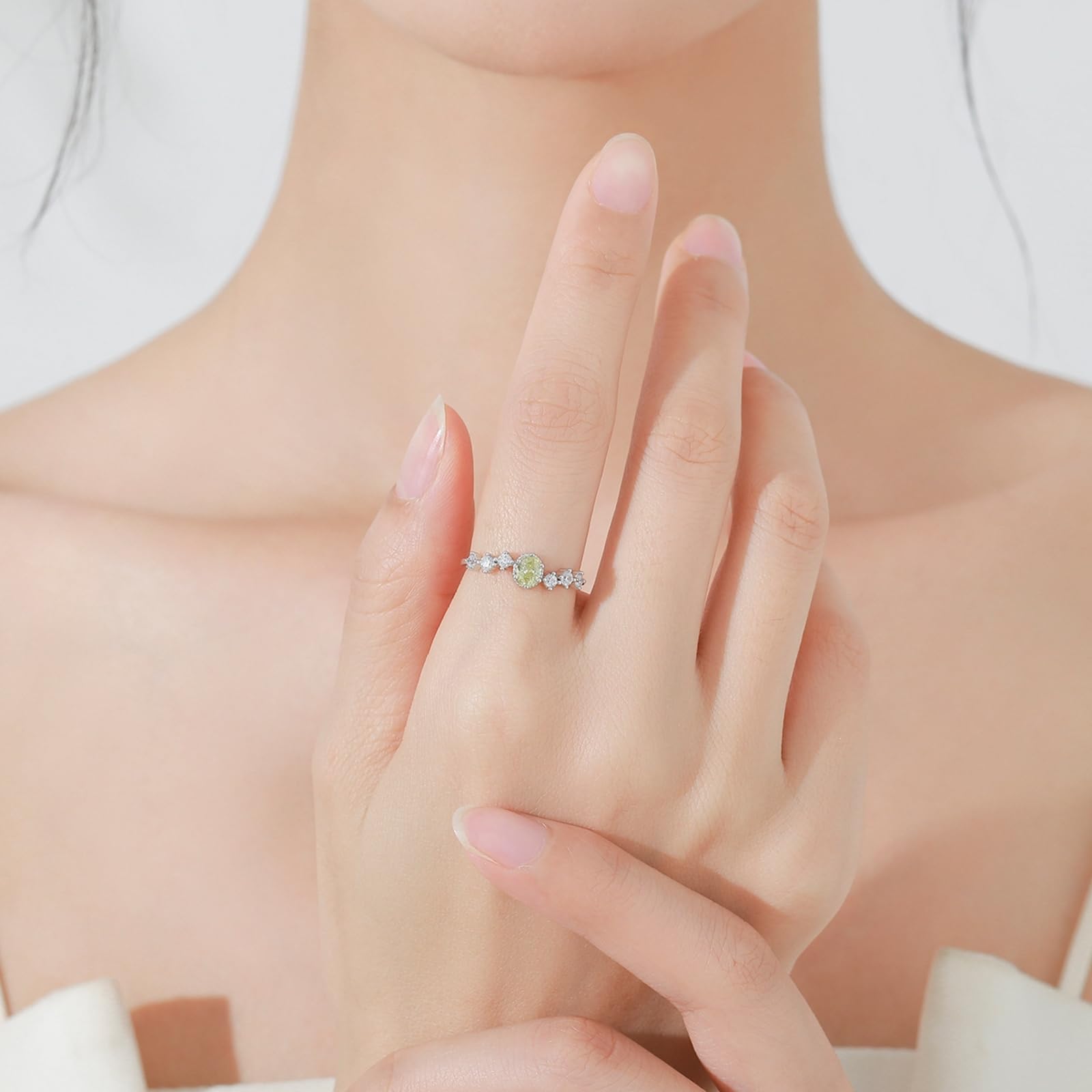 Pierścionek ślubny z białego złota 9K, pierścionek zaręczynowy damski 6 x 4 mm perydot jasnozielony 0,5 ct moissanit