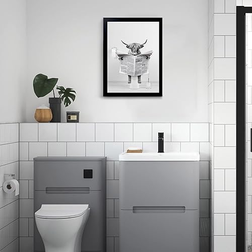 Miniatura 5 de Decoración de baño enmarcada en negro – Divertido arte de pared de vaca de las tierras altas en la bañera, lienzo blanco y negro de vaca en el baño,