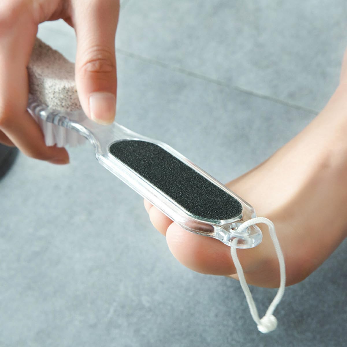 Raspador de Pies de Plástico, Piedra Pómez y Acero | Lima de Uñas Integrada, Kit Cuidado Pies, Uso en Casa y Experiencia Tipo Spa