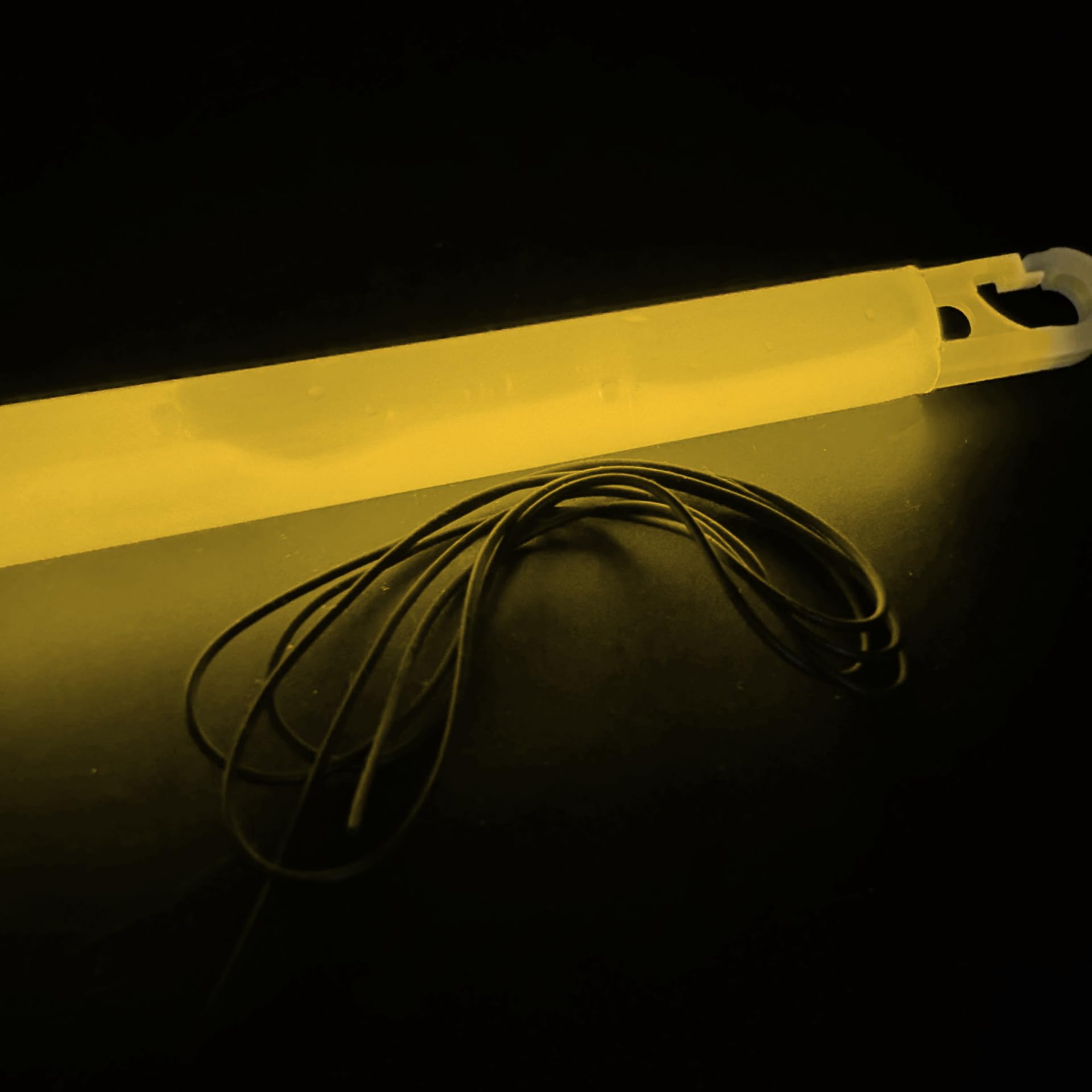 KNIXS 25er Pack Power-Knicklichter/Knicklicht (15 cm) inkl. Spezialhaken und Befestigungsband - Gelb Leuchtend