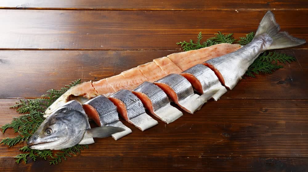 Amazon.co.jp: 網走水産 新巻鮭 一本まるごと切り身 全包装 2kg～2.3kg