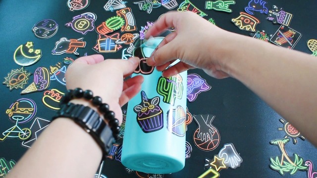 100 stuks Cool Neon Stickers Pack voor Volwassenen Tieners Graffiti Waterdichte Vinyl Decals Neon Sign Stickers Esthetisch voor Laptop Bagage Koffer