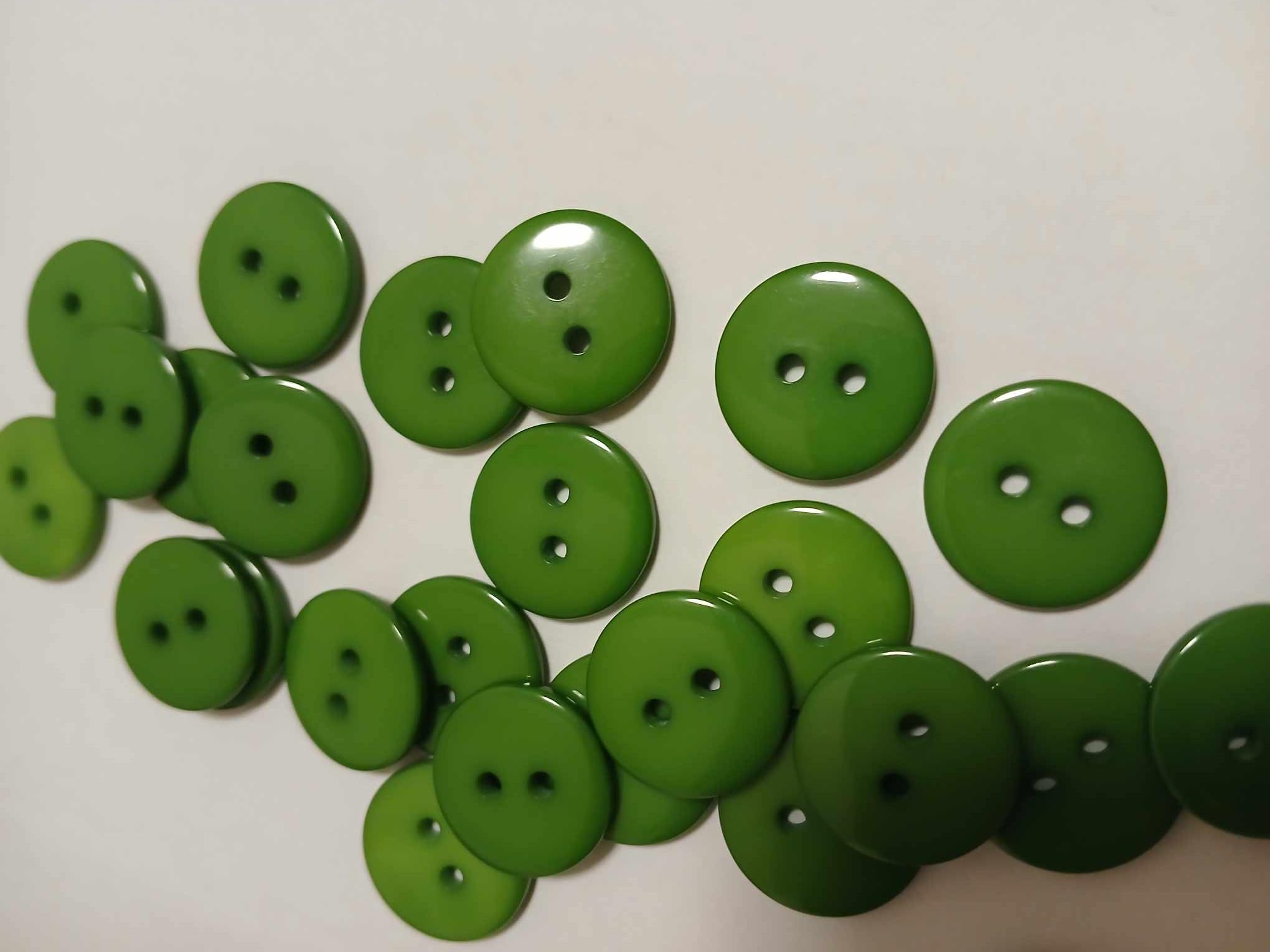 200 Dark Green Round 18mm Resin Sewing Buttons for Knitting, Arts, Crafts and Clothes