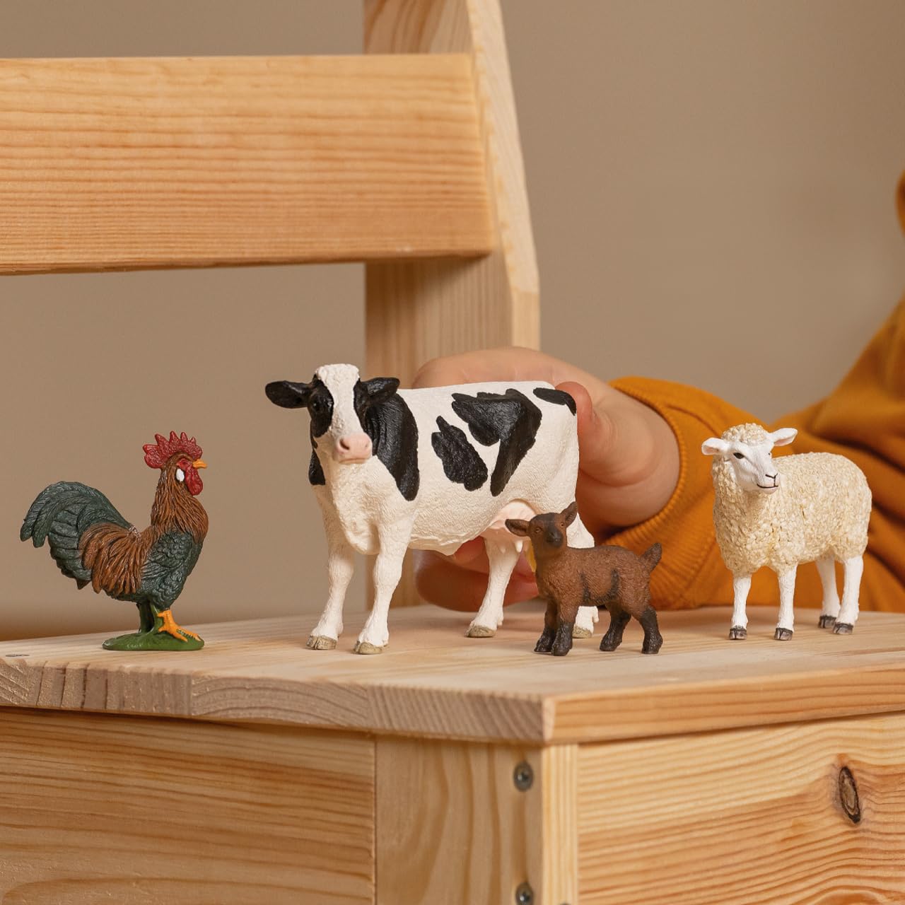 schleich FARM WORLD | Zestaw startowy farma 42729 | Zestaw z kozą, krową, owcą i kogutem | realistyczne figurki zwierząt i kolekcjonerskie | zabawka farma dla dzieci od 3 lat | zestaw 4-częściowy