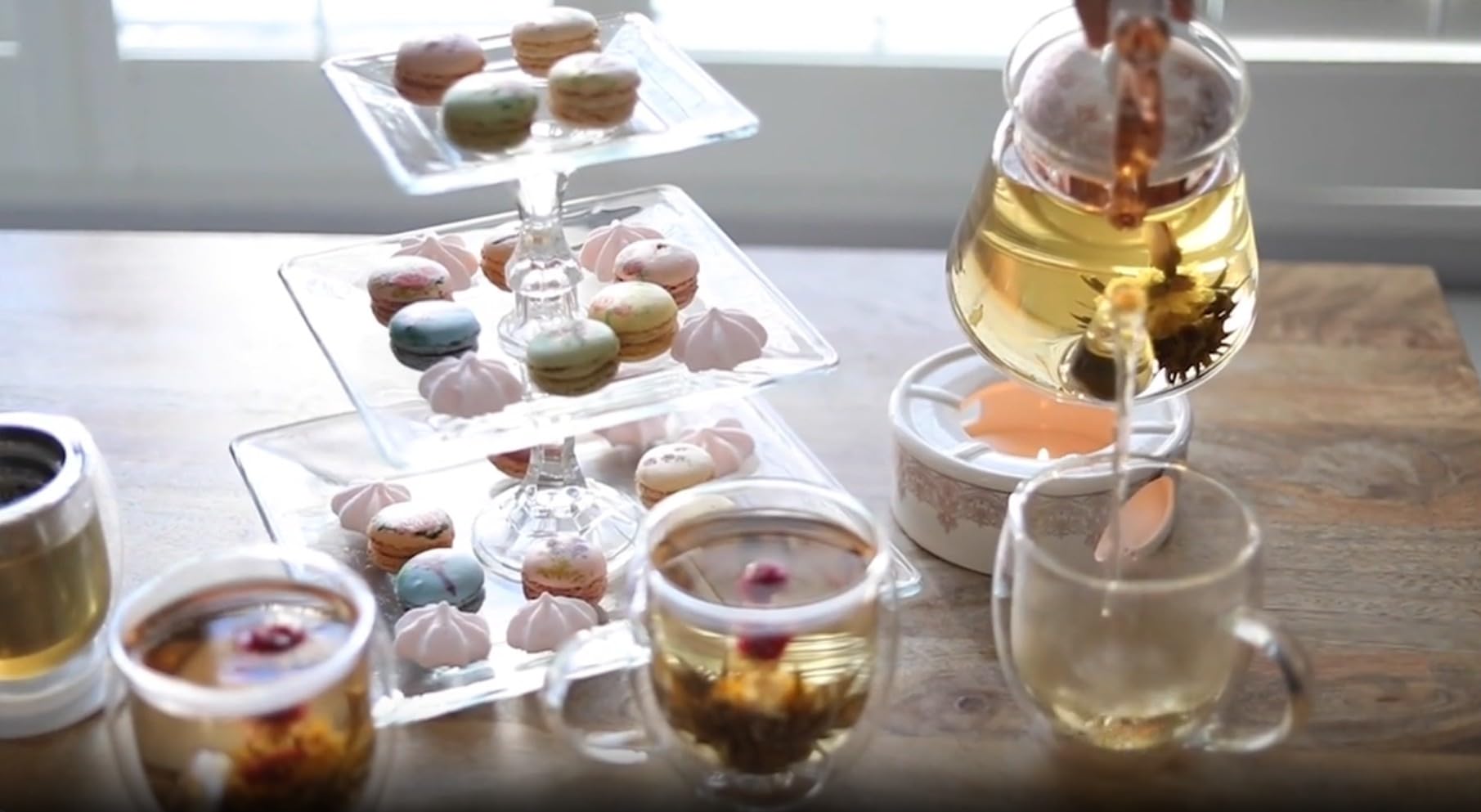 Teabloom Teekanne Buckingham Palace & Blühendes Teegeschenk Set - Herdplattensichere Teekanne (1200 ml), Porzellandeckel, Teewärmer, Infuser aus Porzellan für losen Tee, 2 blühende Gourmet Rosen Tees