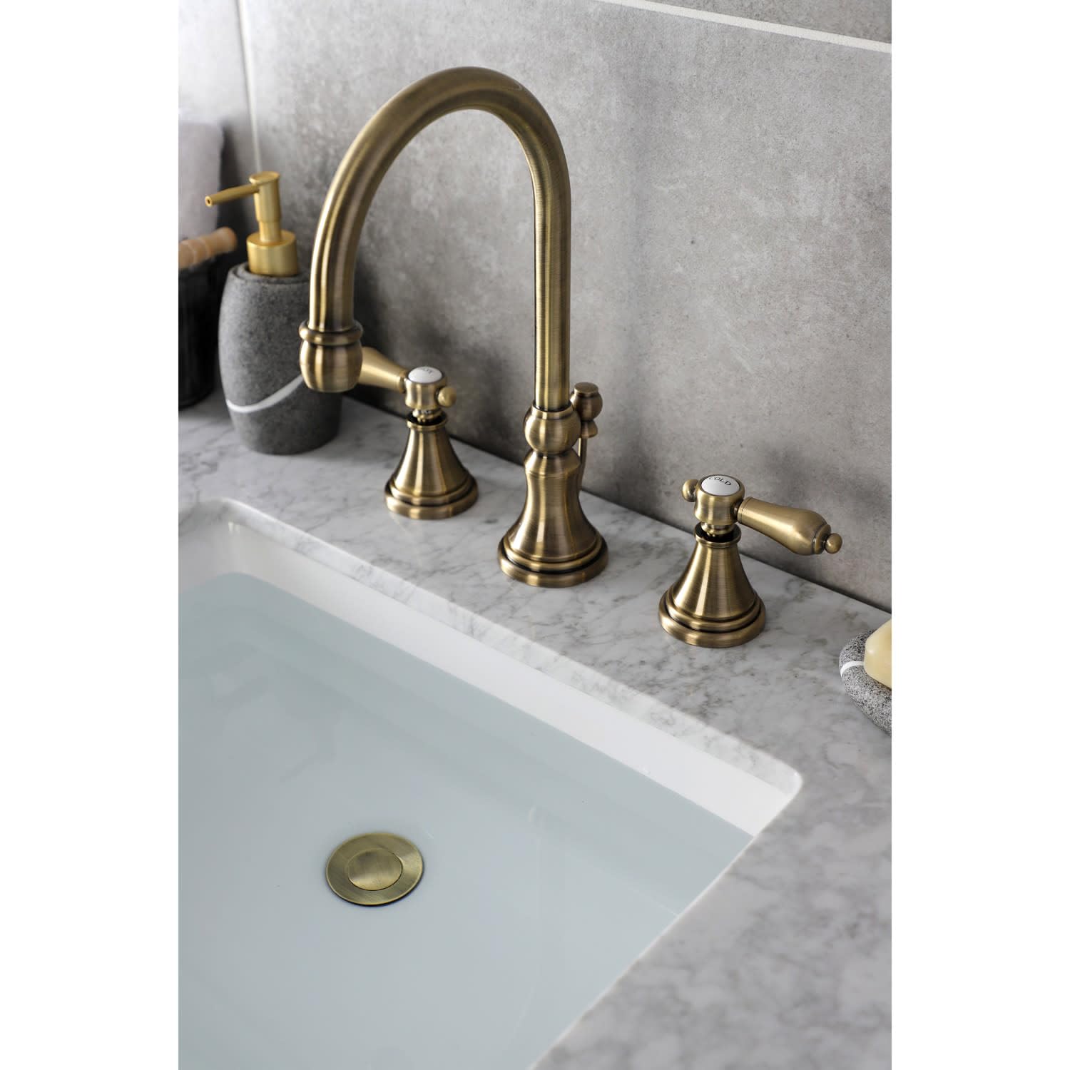 Kingston Brass KS2980BAL Heirloom Badezimmer-Wasserhahn – Mattschwarz, Weit Verbreitet, 3-Loch Montage