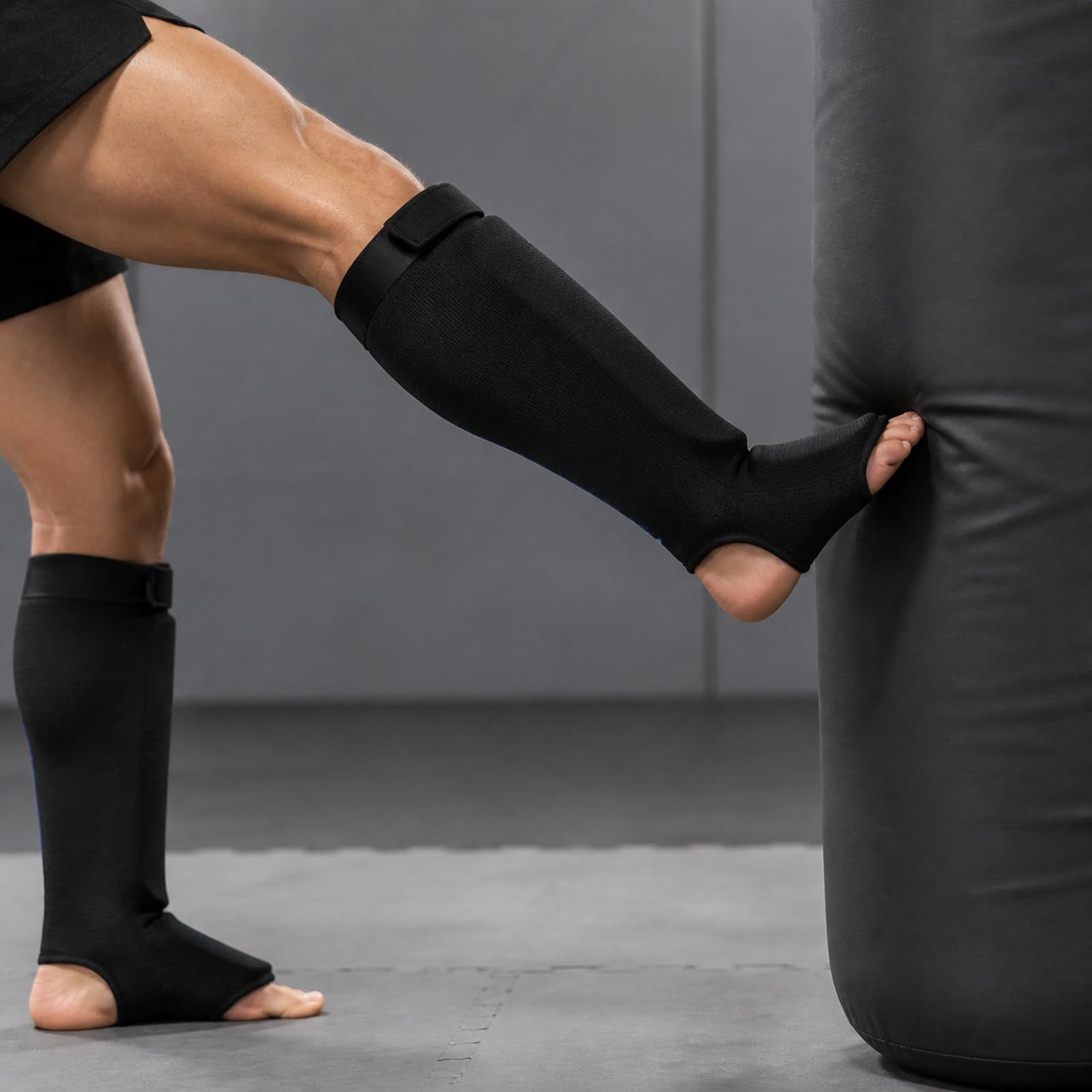 Piedi Protezione Shin Guard,Parastinchi Piedi Protezione Shin Guard,Paratibie,Regolabili,Comodo,Traspirante,per Boxe,Muay Thai,Sport da Combattimento e Allenamento Quotidiano