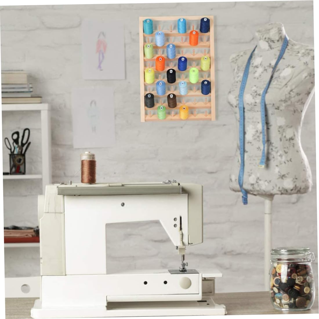 Thread Rack Portacarretes de hilo de coser montado en la pared para 48 carretes con ganchos para colgar Organizador de madera para acolchar bordado