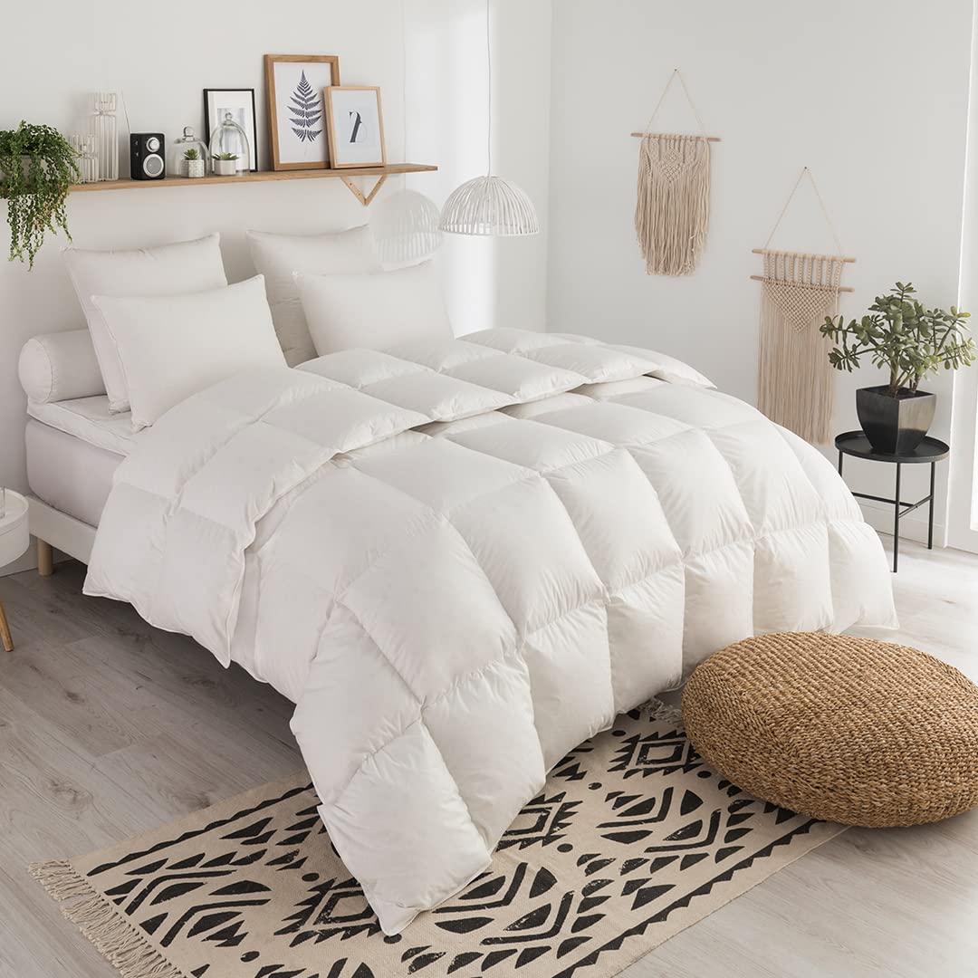 DODO - Couette Tempérée Naturelle 200 x 200 cm - pour Lit 2 Personnes - Anti-​Acariens - Enveloppe 100% Coton Percale Satinée - 50% Duvet de Canard, 50% Plumettes - Lavable en Machine à 40°C