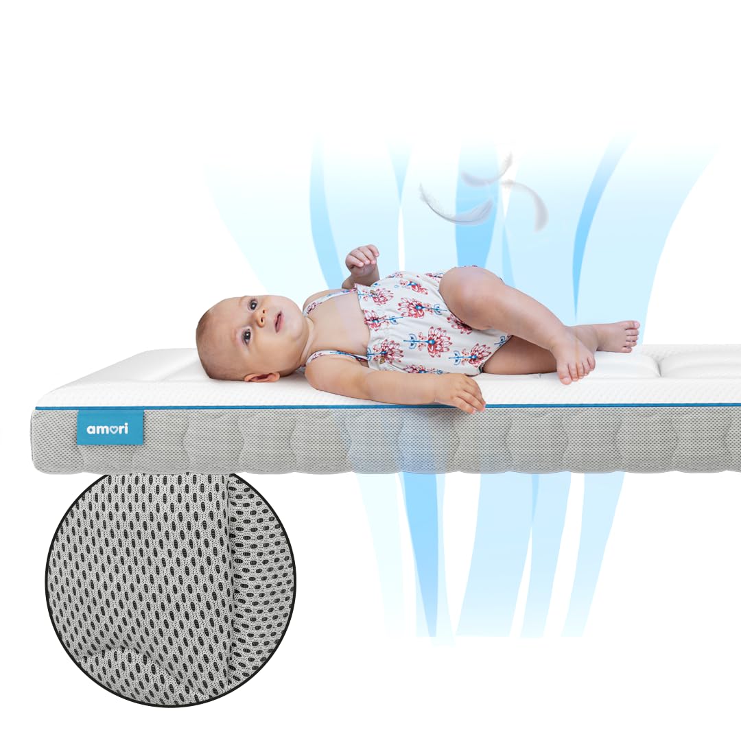AMORI Materac łóżeczkowy 117 x 57 cm | 12 cm Gruby materac przeciw plagiocefalii i zapobiegający zadławieniu dziecka | Zdejmowany i zmywalny pokrowiec z wiskoelastyką 2 cm | Zima-Lato | Oddychający i