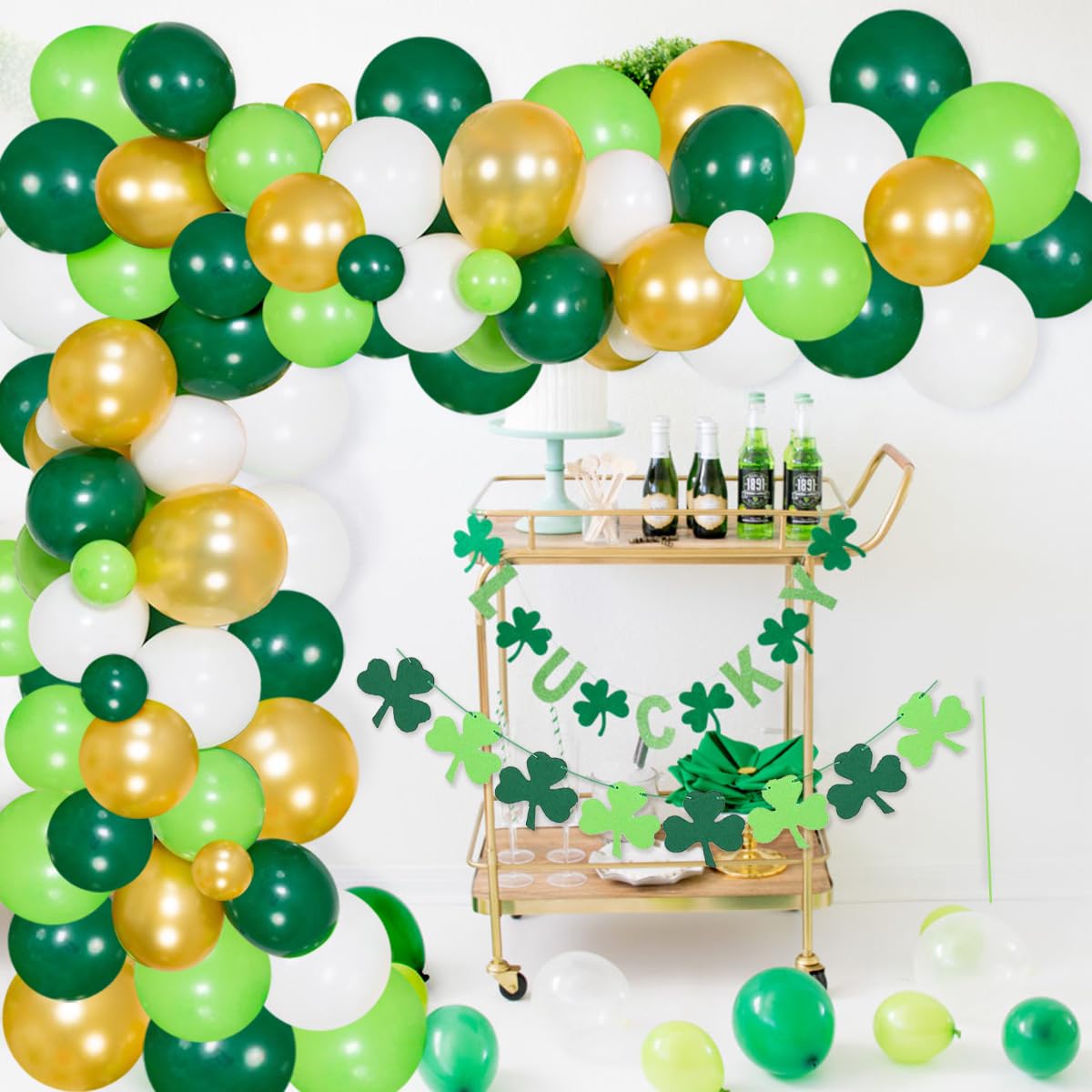 Póster Del Día De San Patricio Con Banderines Sombrero Verde Y Cartel De Madera | Vector Premium