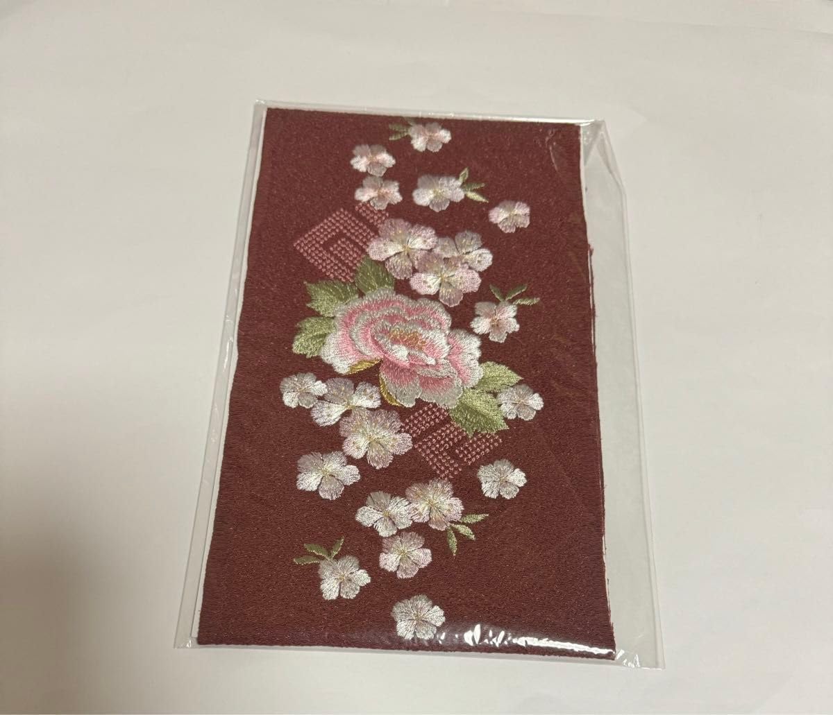 刺繍半衿 可愛い古典柄（菊・葵・手毬）成人式 | Pay ID 半襟 ポリエステル 茶色 洗えるちりめん 牡丹桜 源氏香 刺繍 振袖 成人式 金糸