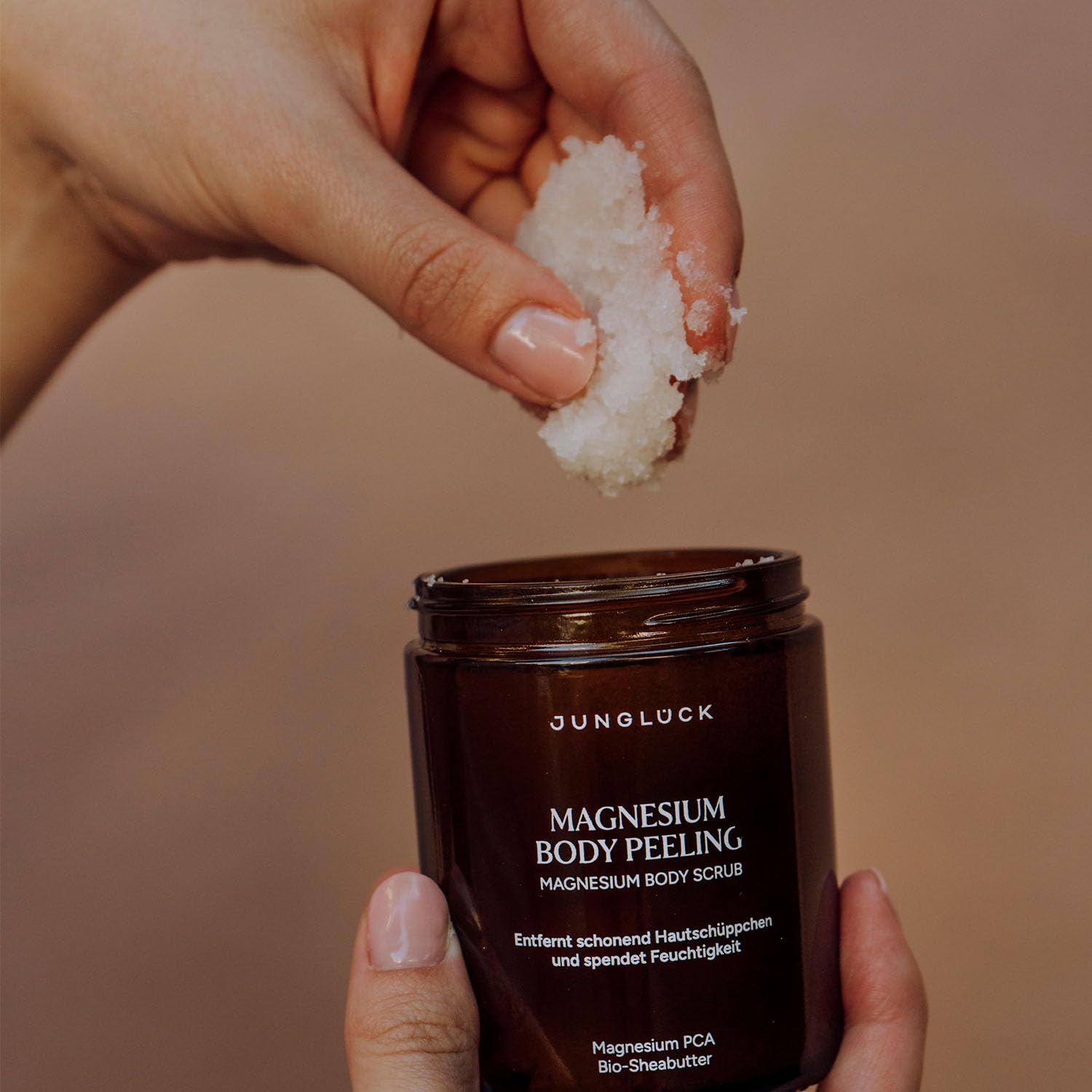 JUNGLÜCK Magnesium Body Peeling - Vegan | Körperpeeling mit Zucker- und Magnesiumkristallen für eine glattere Haut | Für ein geschmeidiges Hautgefühl mit BIO-Mangobutter, Jojobaöl und Mandelöl
