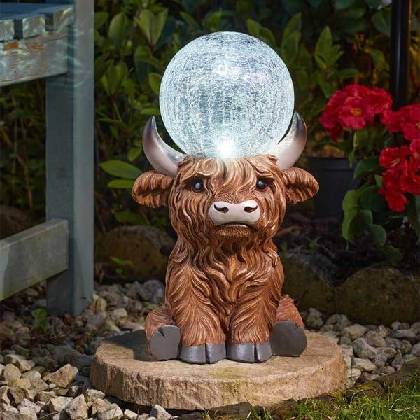 Garden Mile Adornos de jardín de vaca de las tierras altas con luz LED alimentada por energía solar, figura grande de vaca de resina para exteriores, bola agrietada alimentada por energía solar