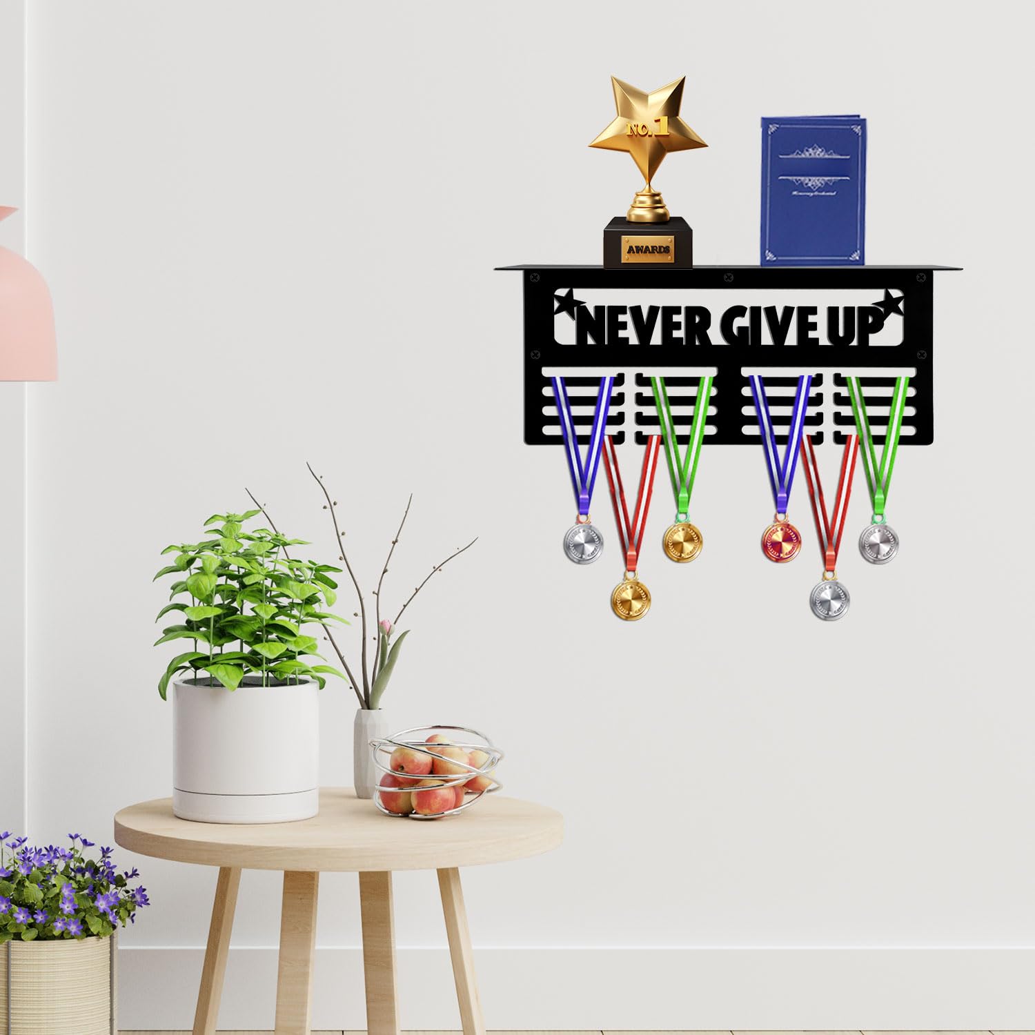 NQEUEPN Expositor de medallas, Colgador de medallas, Nunca Give up, Citas motivacionales en el Estante de medallas, Expositor para Paredes para más de 64 medallas Deportivas (Negro)