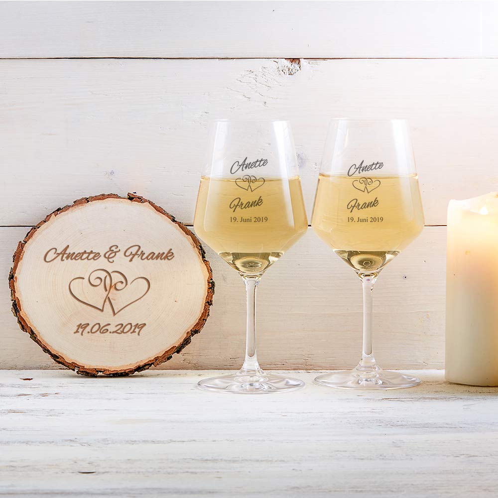 Casa Vivente - Coffret Cadeau - 2 Verres à vin Blanc et Tranche de Tronc d'arbre avec Gravure - Personnalisé avec [Noms] et [Date] - Motif Coeurs - Idée adeau pour Couple - Cadeau de Mariage
