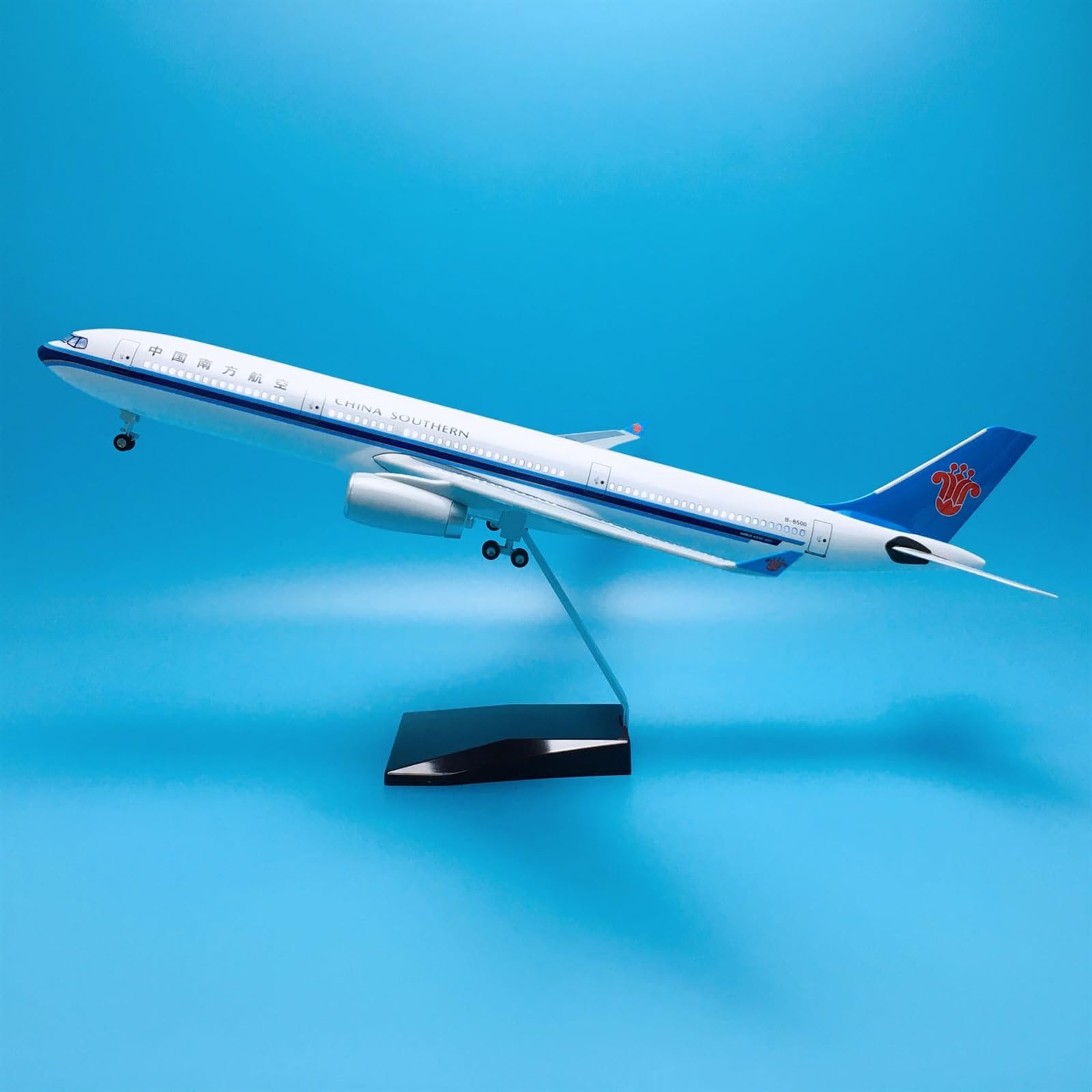 Skopiuj model samolotu 1:135 47cm z kołami i światłem Led samolot samoloty Airbus dla A330-300 chiny kolekcja modeli samolotów południowych