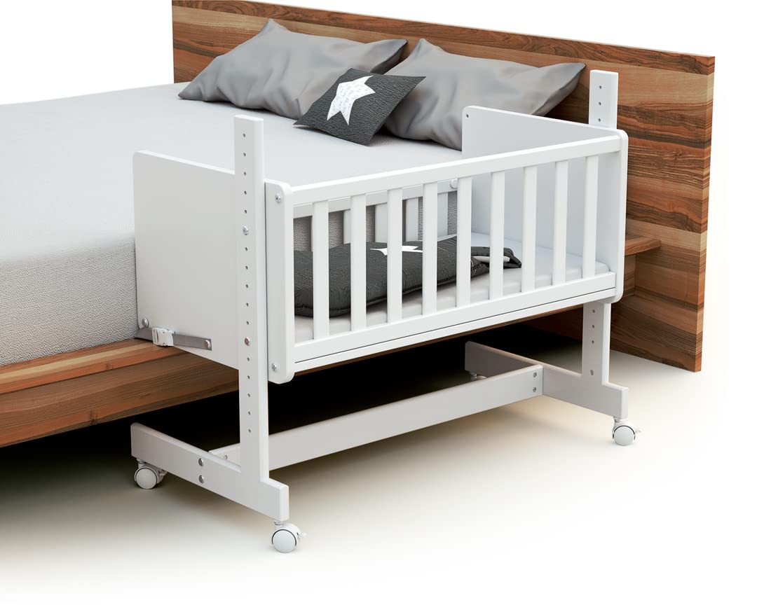 AT4 – Weige Babybett Beistellbett Holz mit Matratze und rollen CONFORT Weiß 40 x 80 cm| 86 x 58,5 x 80 cm | Kinderbett mit Matratze inklusive 40x80x5cm | 4 multidirektionale Räder | Leicht zu bewegen