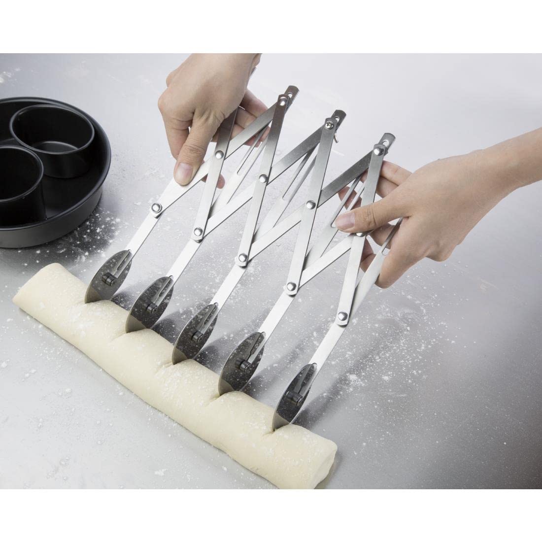 Vogue Coupe pâte extensible 5 roulettes en acier inoxydable, largeur : 57 mm, extensible jusqu'à 490 mm, coupe-bande à pâtisserie en treillis, diviseuse de pâte, CS850