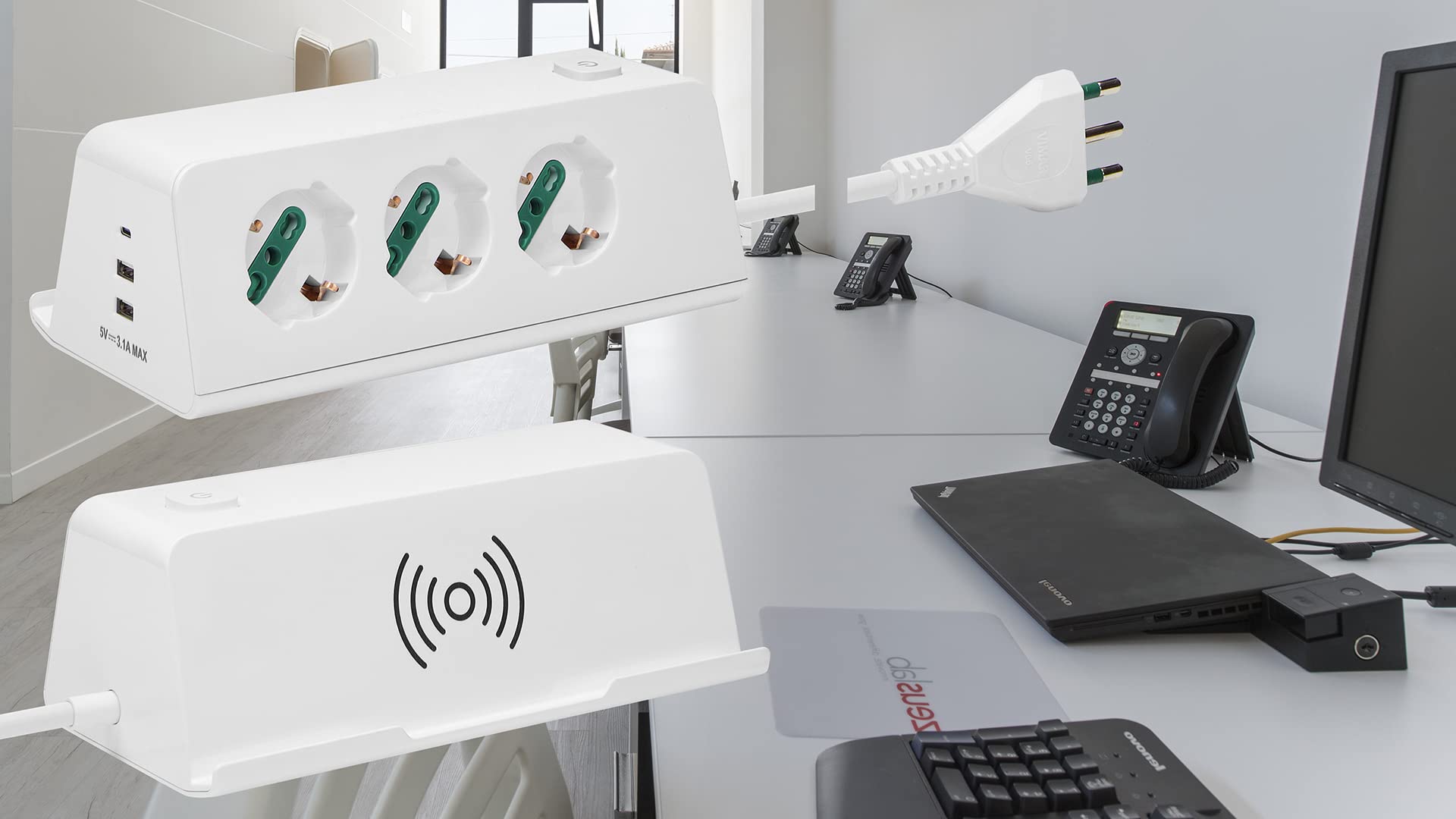 Vimar 00609.CC.B - Enchufe múltiple de Escritorio con Interruptor y Cable de 2 m, 3 Salidas universales Italianas, 2 Salidas USB A y 1 Salida USB C, Carga inductiva 10 W, Enchufe 16 A, Blanco