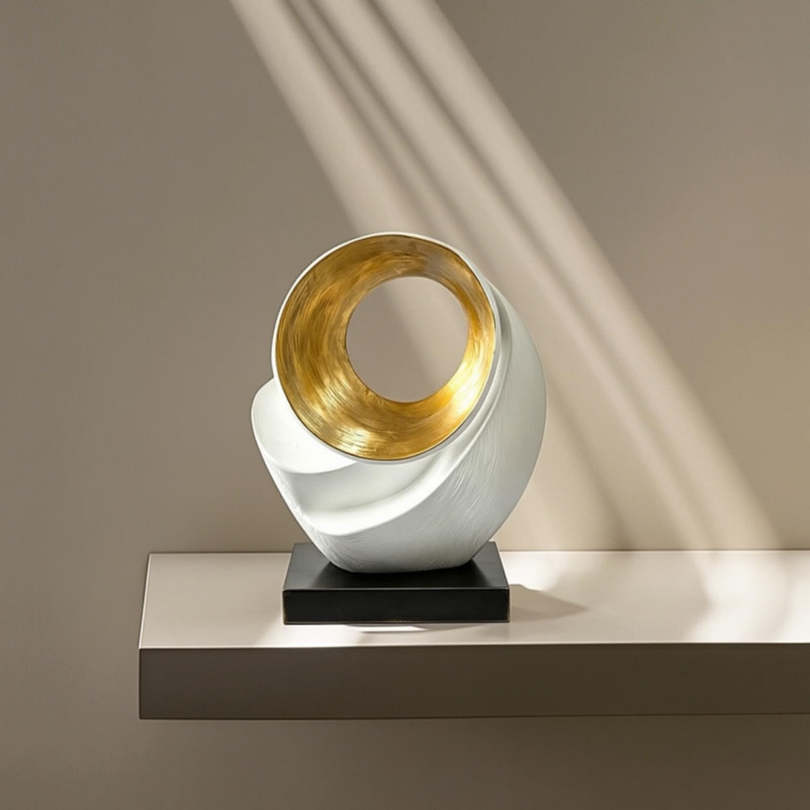 Escultura Geométrica Moderna Estatua de Mesa Ornamental Resina Metal Acabado Texturado con Aro Dorado sobre Base, Moderno Minimalista con Base De Mármol Blanco