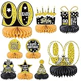 ✨【Diseño tridimensional】Estas decoraciones de mesa están exquisitamente diseñadas con elementos de cumpleaños interesantes, impresos en ambos lados, las decoraciones frescas en negro y dorado dan un fuerte impacto visual. Hace que tu fiesta sea inolvidable e impresionante.