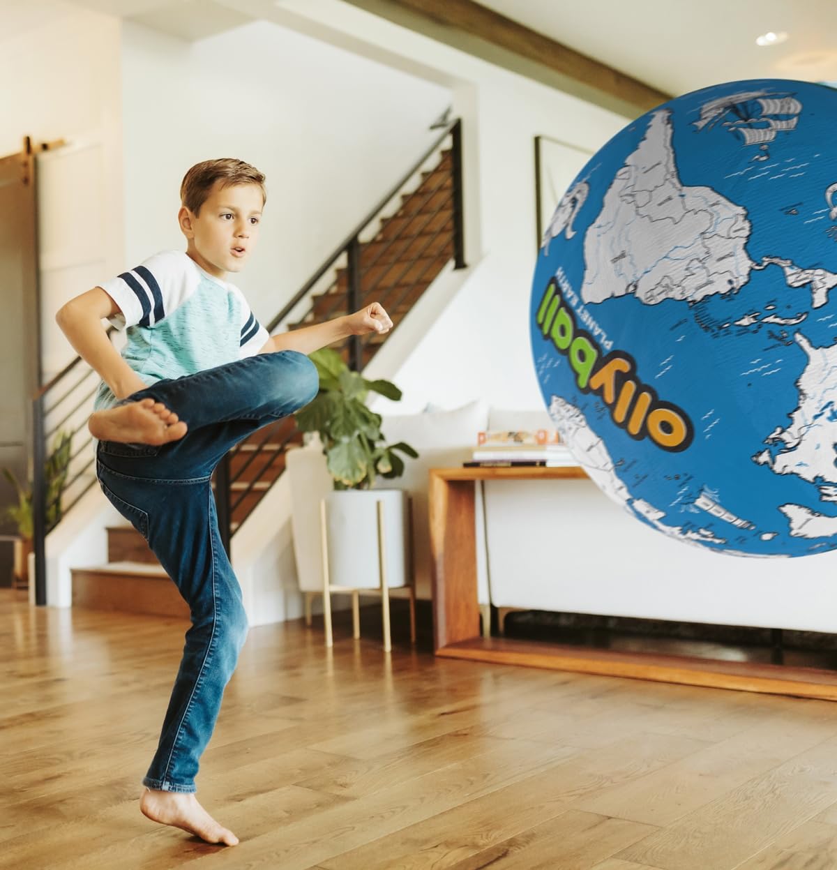 Ollyball 1915351 Freizeitball Planet Earth, Indoor-Ball für Kinder zum Ausmalen, stoßabsorbierend mit patentierter KrunchCOR Technologie, ab 4 Jahren, 55 cm