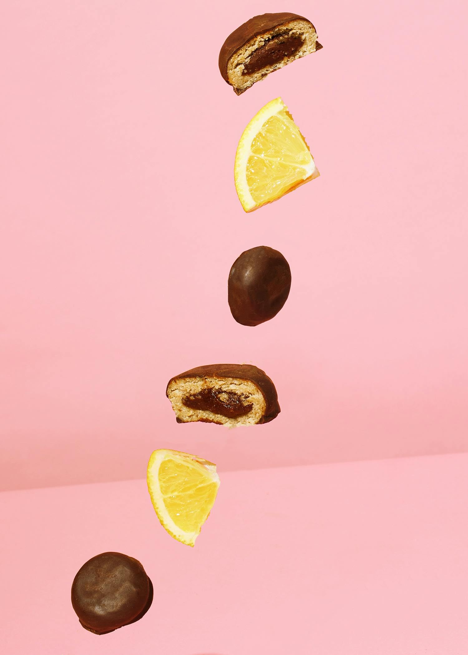 KoRo - Palline di cioccolato fondente ripiene all'arancia bio - 12 x 2 x 20 g - A base di avena e anacardi - Con ripieno fruttato all'arancia - vegan