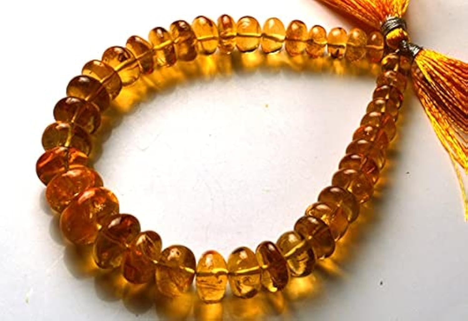 Citrine dorée naturelle contre les fils de perles irréguliers