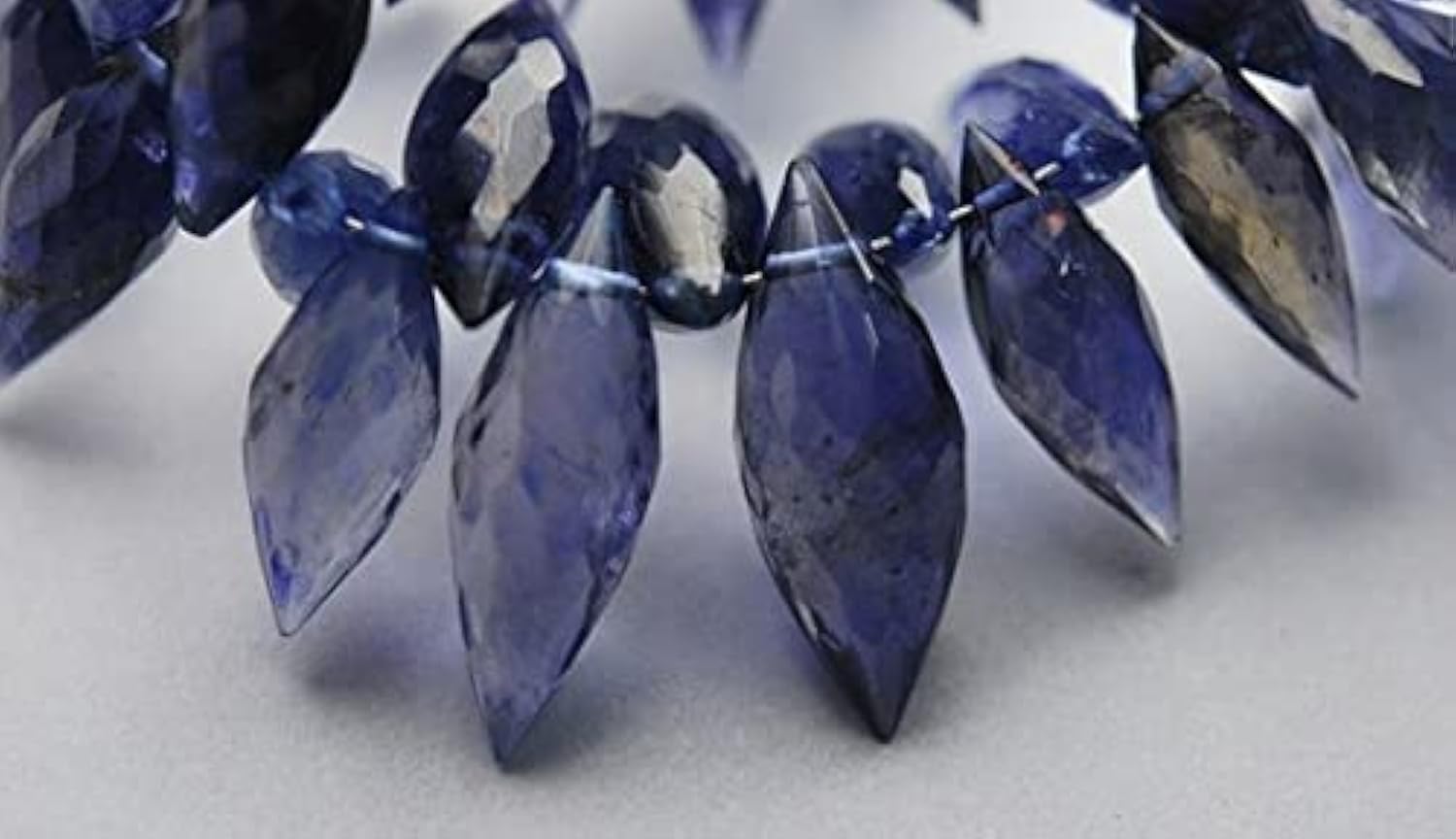 Iolite bleue perles facettées sans défaut pour réussir vos montages de boucles d'oreilles