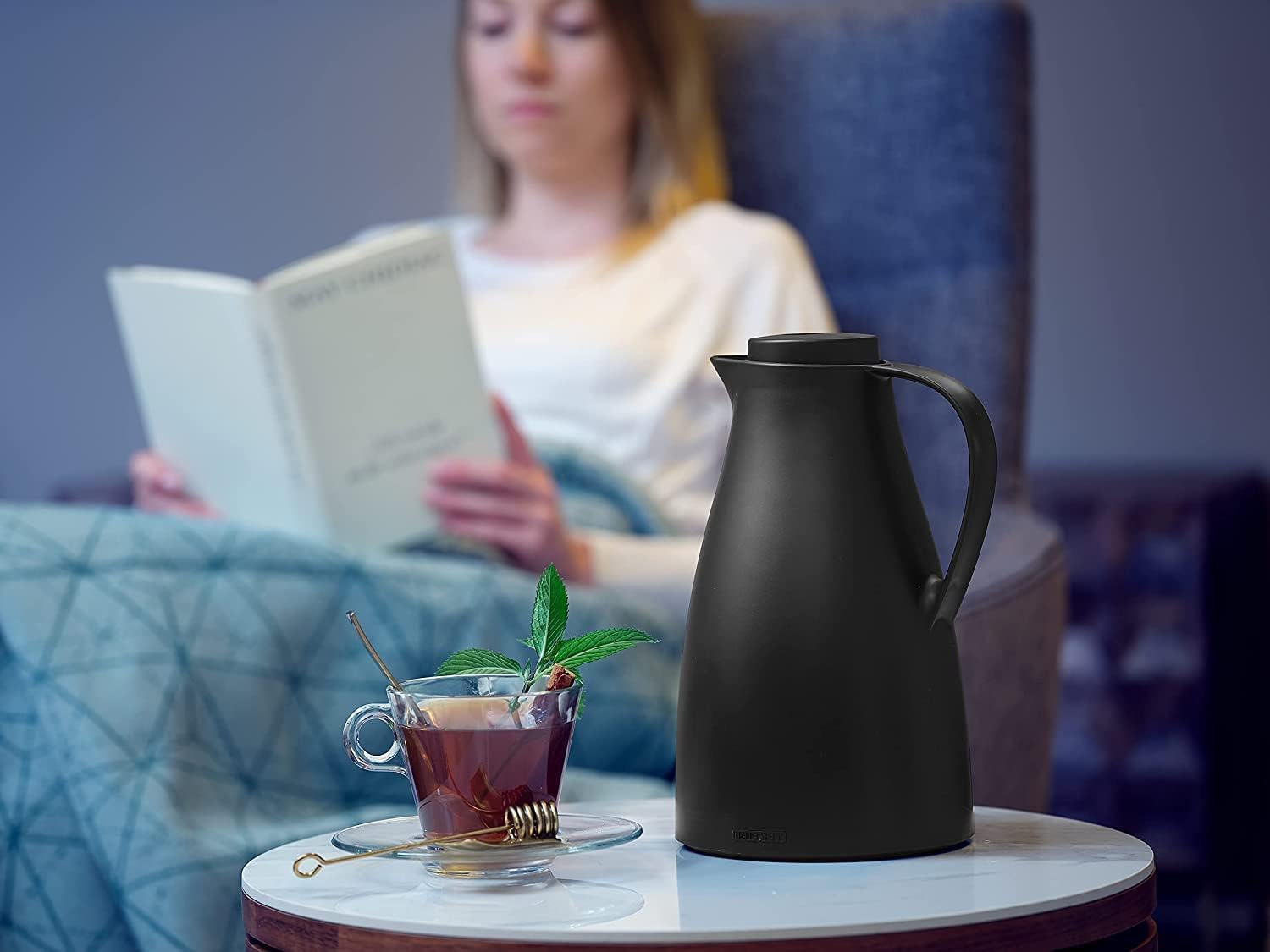 Leifheit Pichet isotherme 1L Harmonic, Pichet thermos café et thé 100% étanche, Thermos café chaud jusqu'à 24h, ouverture fermeture et versement d'une seule main, thermos design sans BPA, noir