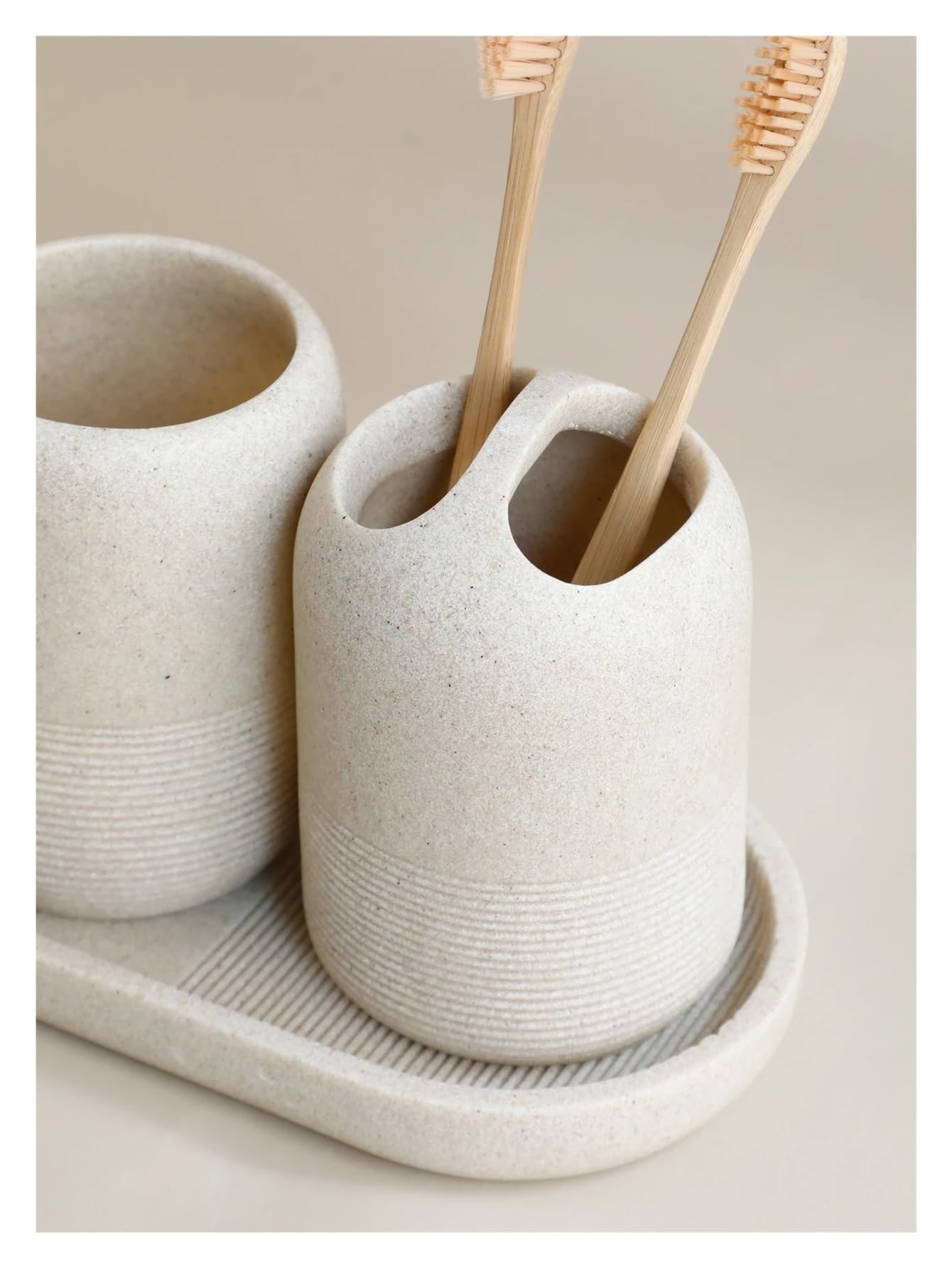 Moderno set di 6 accessori da bagno beige, portaspazzolino, portasapone, dispenser per lozioni, cestino e scopino per WC per una decorazione elegante della casa