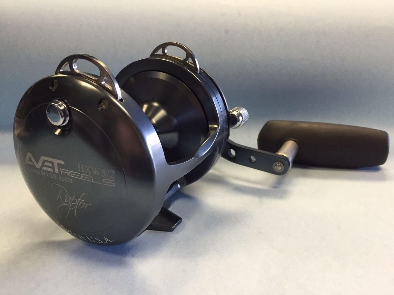 AVET REELS Raptor アベット ラプター HXW 5/2 右 Avet HXW 5/2 Raptor Two-Speed Lever Drag Casting Reel