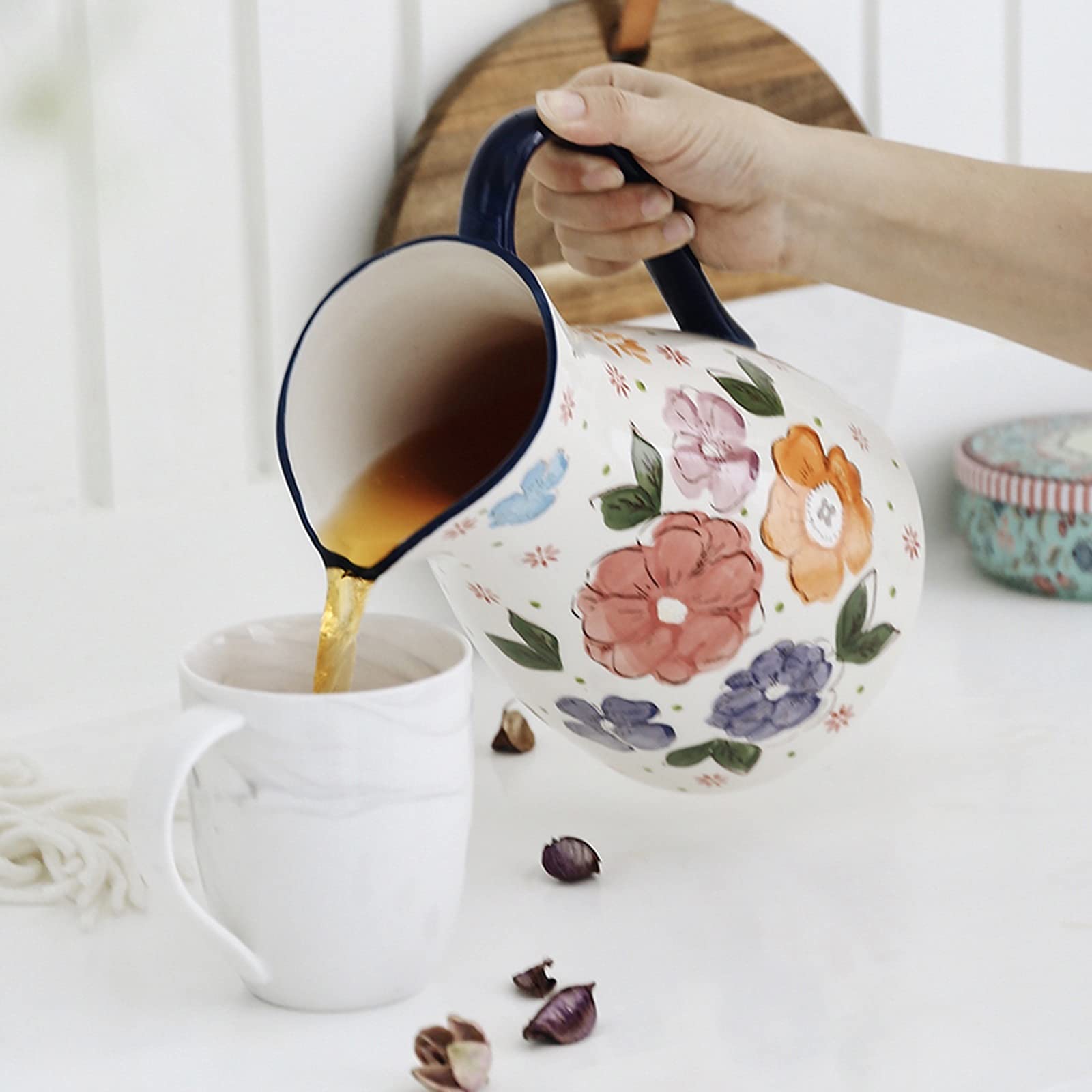 Buvez des pichets à thé Pichet en céramique peint à la main avec poignée anti-échappement Théière à grande capacité cruche haute capacité for le jus, le lait, les boissons froides ou chaudes Bouteille