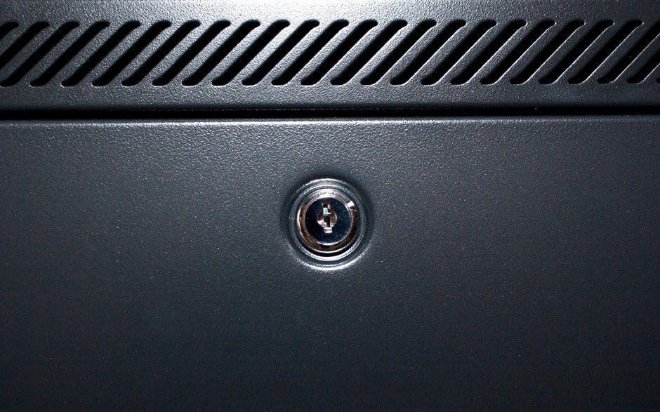 Armadio a muro 22U con anta in vetro 600x600x1100mm (LxPxA)