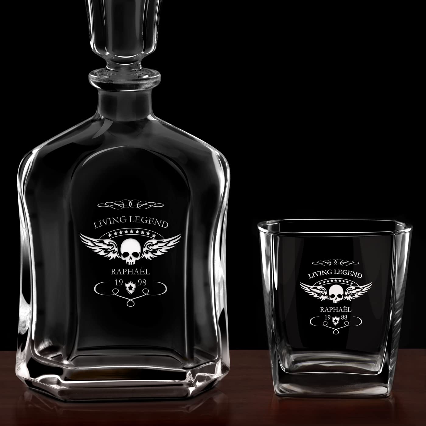 Maverton Ensemble de Carafes Personnalisés a Whisky Rhum Cognac Avec 2/4 / 6 Verres a Whisky Gravés pour homme - 700 ml Service Universel Verre Whisky et Carafe - Living Legend