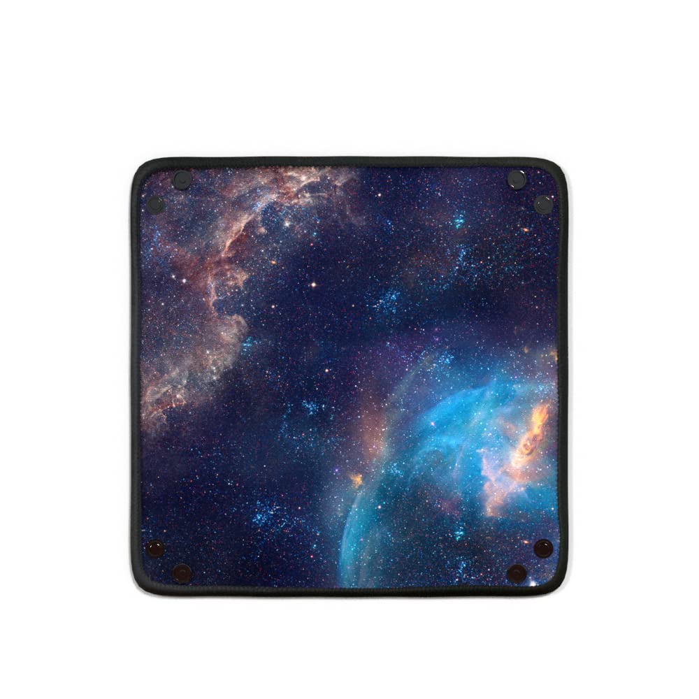 Piste de dés 21x21 cm - Plateau à dés Pliable - Immersion Haute Qualité pour Jeu de Société - l'accessoire Parfait pour Vos Jeux - idéal pour Le Transport - incassable Piste de dés 21x21 cm - Plateau à dés Pliable - Immersion Haute Qualité pour Jeu de Société - l'accessoire Parfait pour Vos Jeux - idéal pour Le Transport - incassable