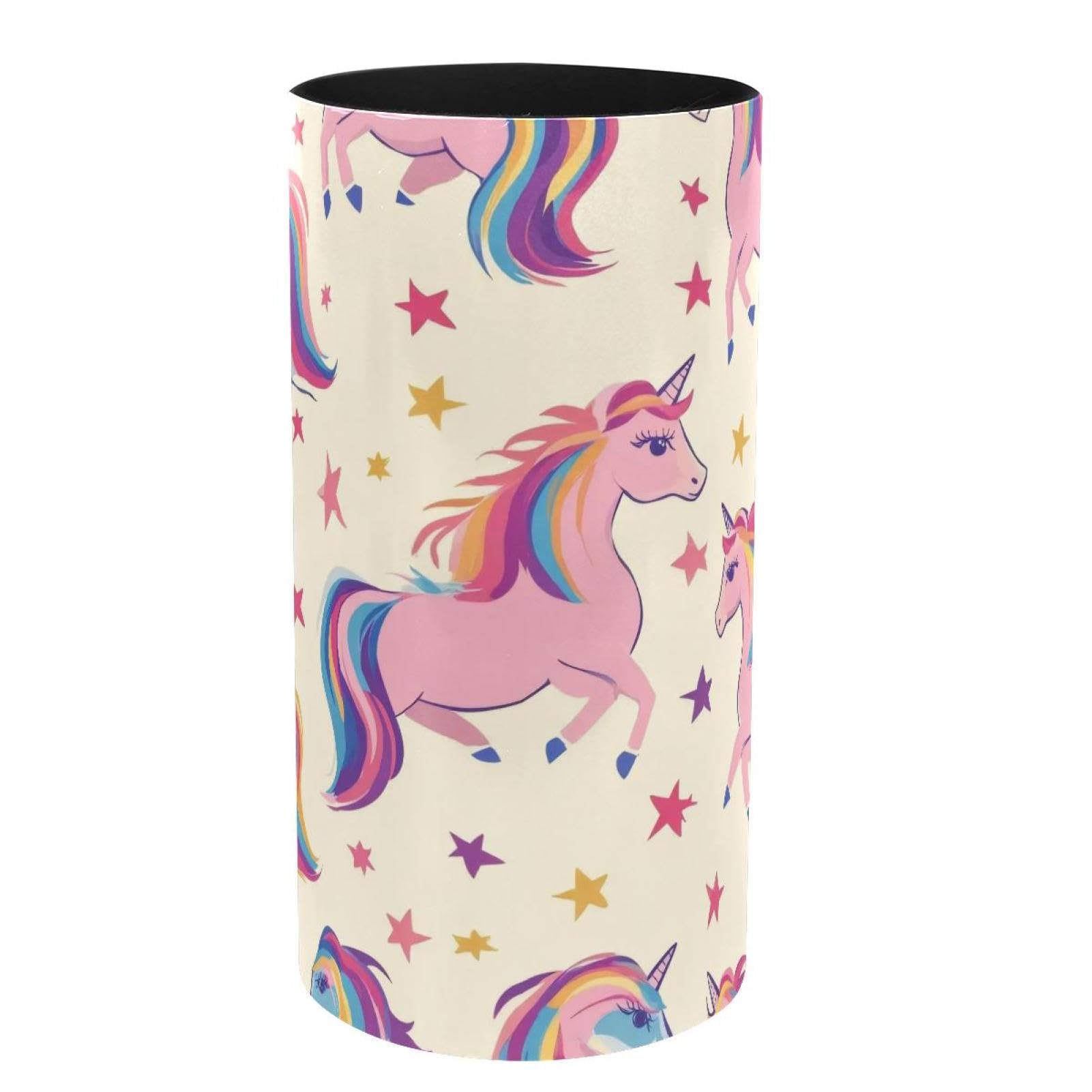 Boîte à musique en métal licorne contre le bureau encombré