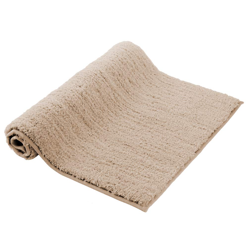 Tapis de bain doux beige en microfibre pour ambiance spa cocooning