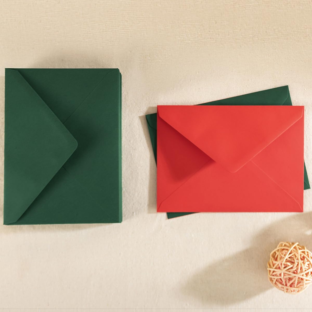 100 sobres de Navidad A7 coloridos de 5 x 7 pulgadas para tarjetas de felicitación, cumpleaños, bodas, tarjetas de invitación de baby shower (5.24 x 7.24 pulgadas, rojo/verde)