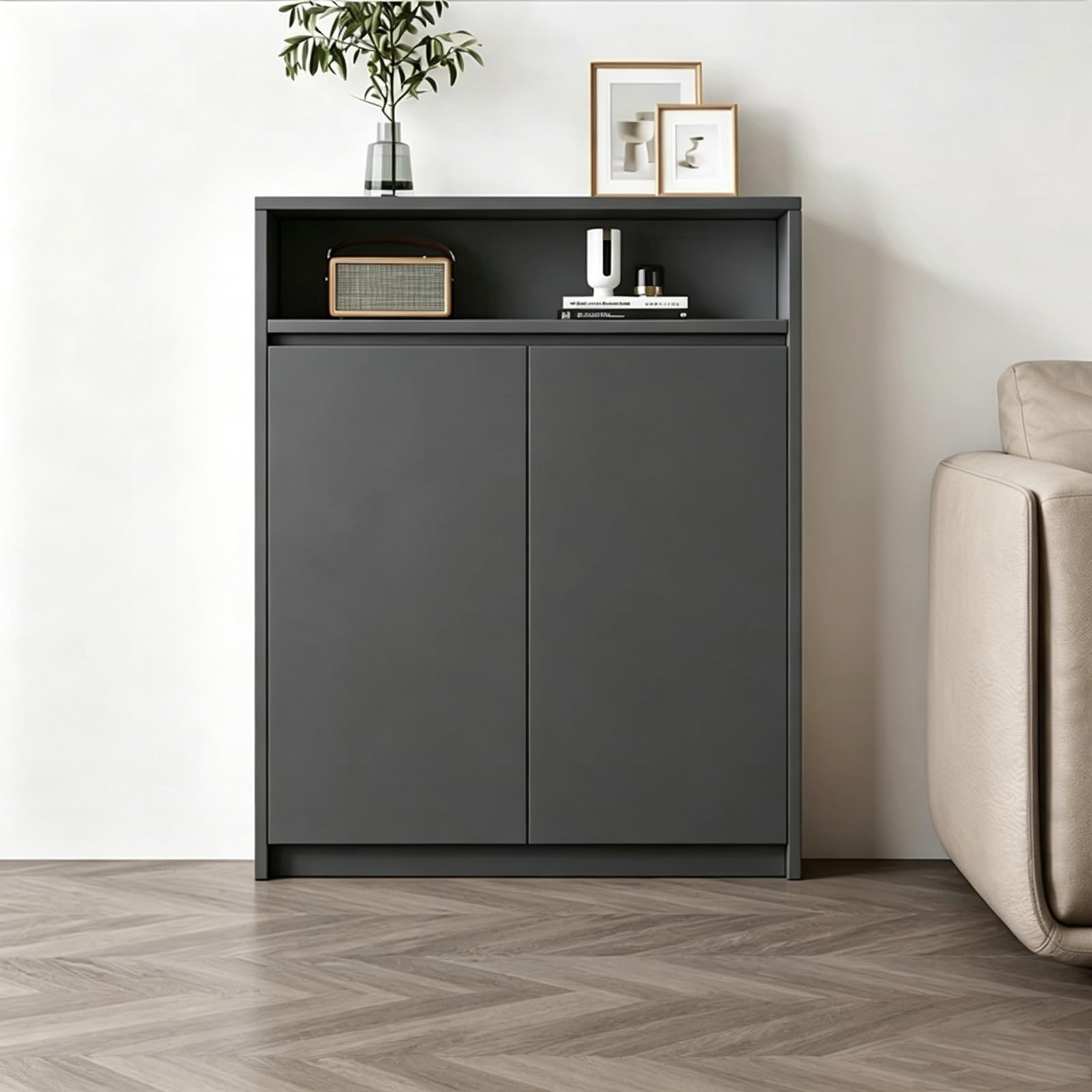 Heizkörper-Abdeckschrank aus Holz mit oberer Ablage und Lamellengrill,