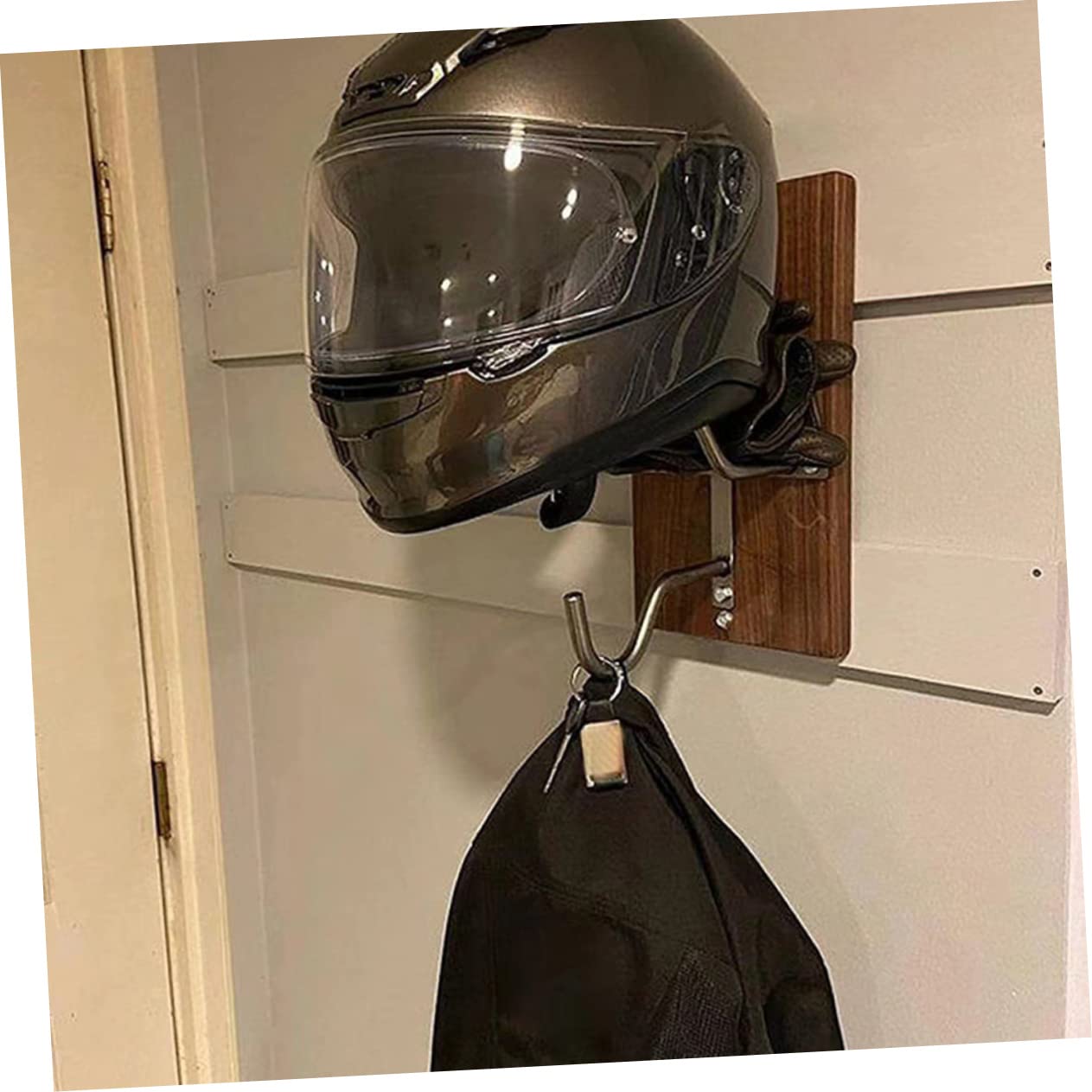 VALICLUD Wandmontierter Helmhalter Zufällige Farbe und Metall Motorradhelmhalterung mit Aufhängehaken Praktischer Helm Präsentationsständer Braun für Jacken und Kleine Gegenstände