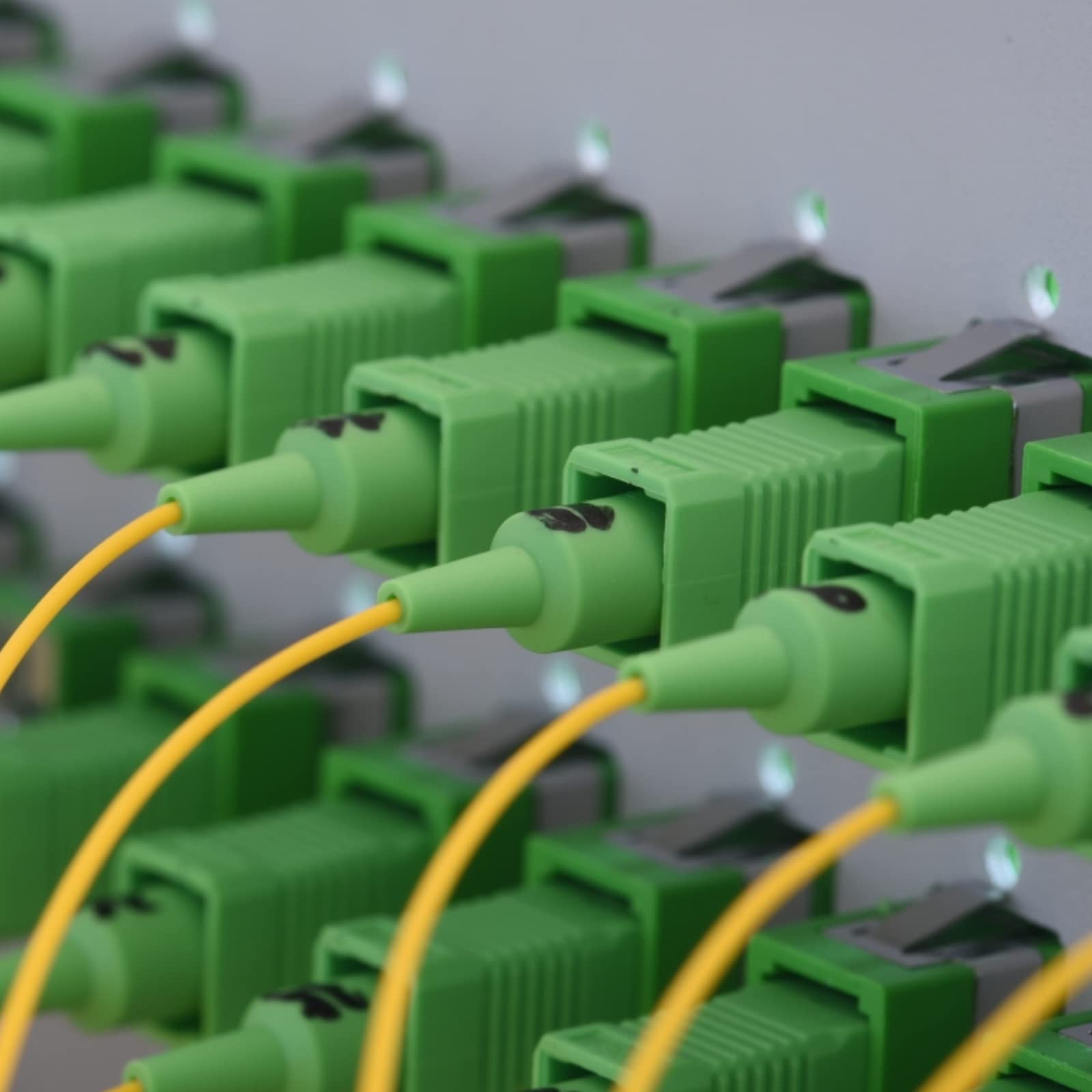 Lot de 100 coupleurs de fibre optique SC monomode vert SC femelle vers SC femelle APC Simplex Coupleur optique à fibre monomode adaptateur réseau Internet avec panneau de montage