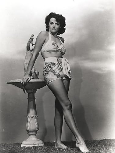 Jane Russell posó en traje de baño de seda blanca de dos piezas mientras estaba de pie junto a una figura de mármol con impresión fotográfica (8 x