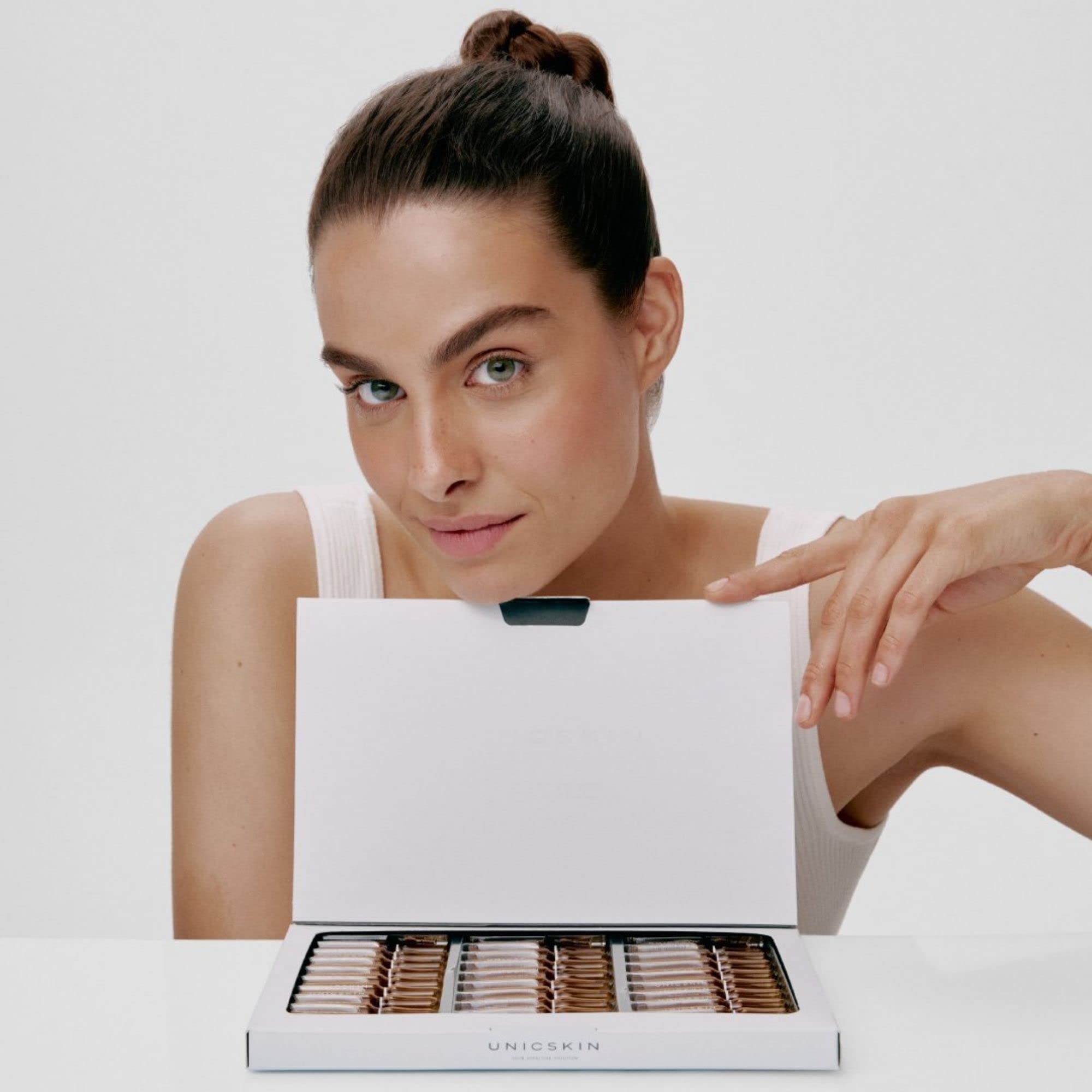 UNICSKIN - Packung mit 30 Ampullen für die Gesichtspflege - Unic30-Day Skin Miracle Shot - Hilft Falten und Fältchen zu Mildern - Aufhellende Wirkung - Whitening Action