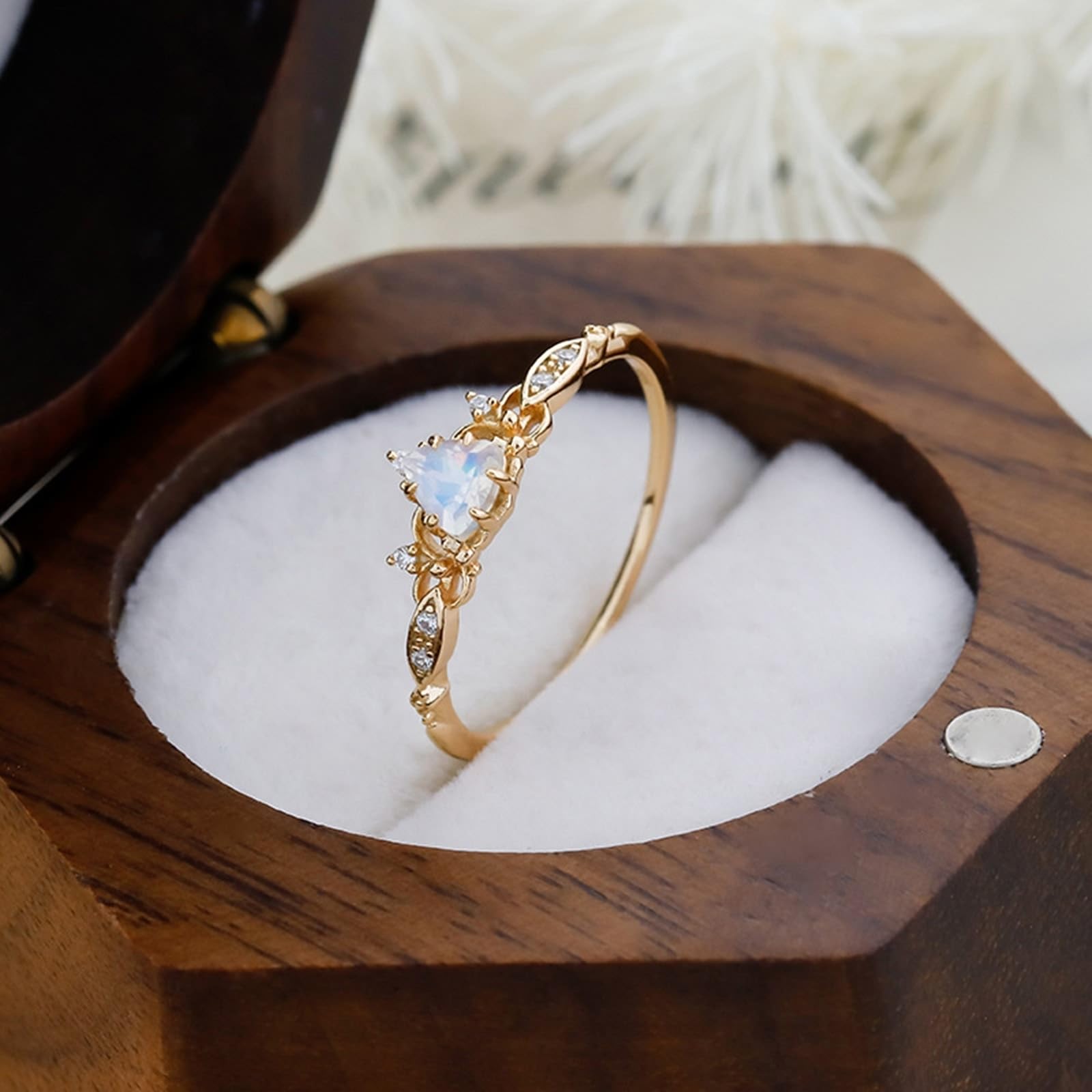Bague solitaire au 375/585/750 en or jaune avec triangle et pierre de lune multicolore classique