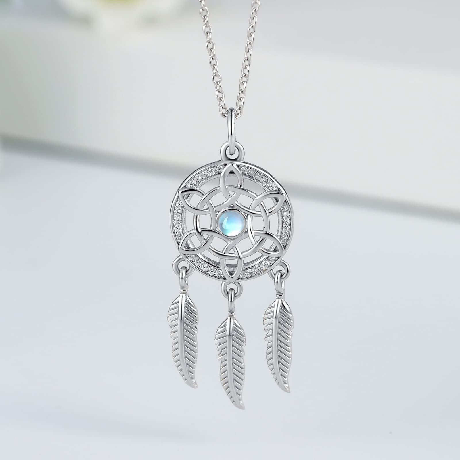 VONALA Traumfänger Halskette 925er Sterlingsilber Boho Anhänger | Keltischem Knoten Mondstein Schmuckgeschenk Boho Feder Geschenk für Frauen Damen