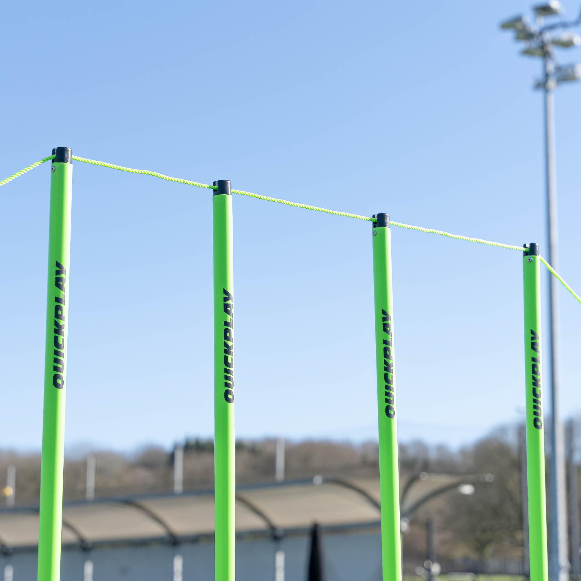 QUICKPLAY Crowd Barriers Green - 6 Pole 60m Football Pitch Crowd Barrier System, Temporary Football Pitch Barriers with Ground Spikes & Carry Bag