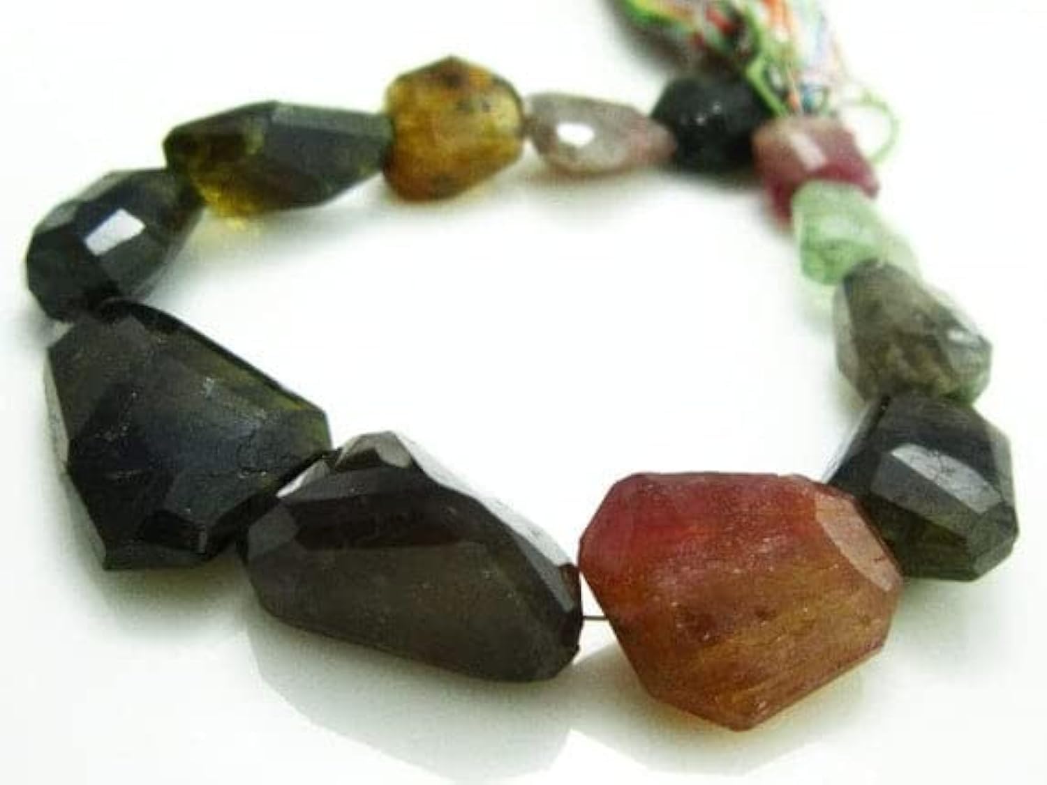 Tourmaline facettée véritable de grande taille pour remplacer les perles synthétiques ternes
