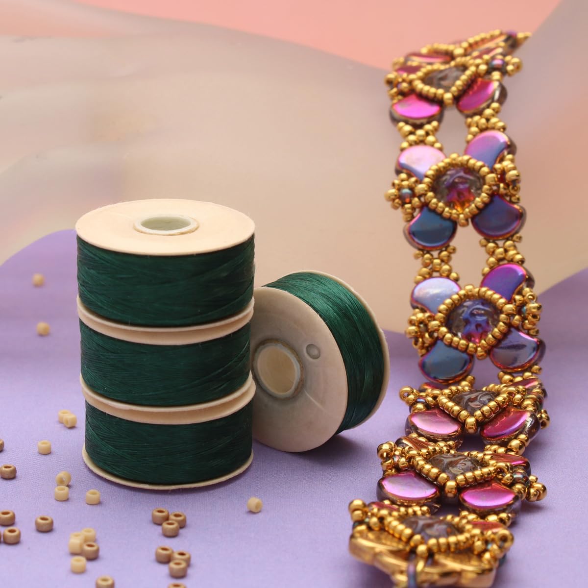 The Beadsmith Nymo nić – wiecznie zielony kolor, rozmiar 0, średnica 15 mm, szpula 105 metrów, wykonana z nylonu, do haftowania i tkania koralików, Off Loom i Loom oraz do majsterkowania